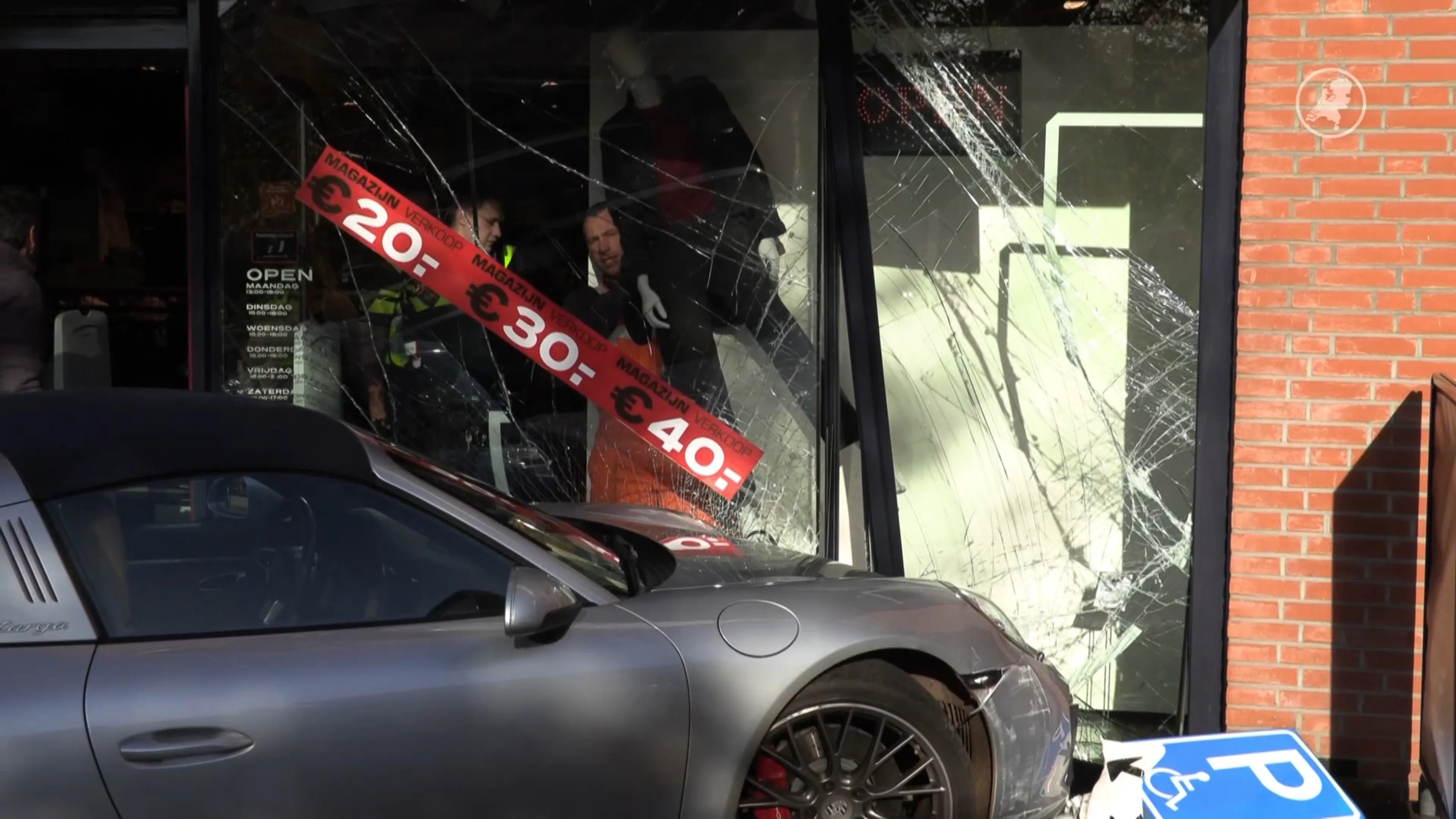 Porsche rijdt in winkelpand in Didam