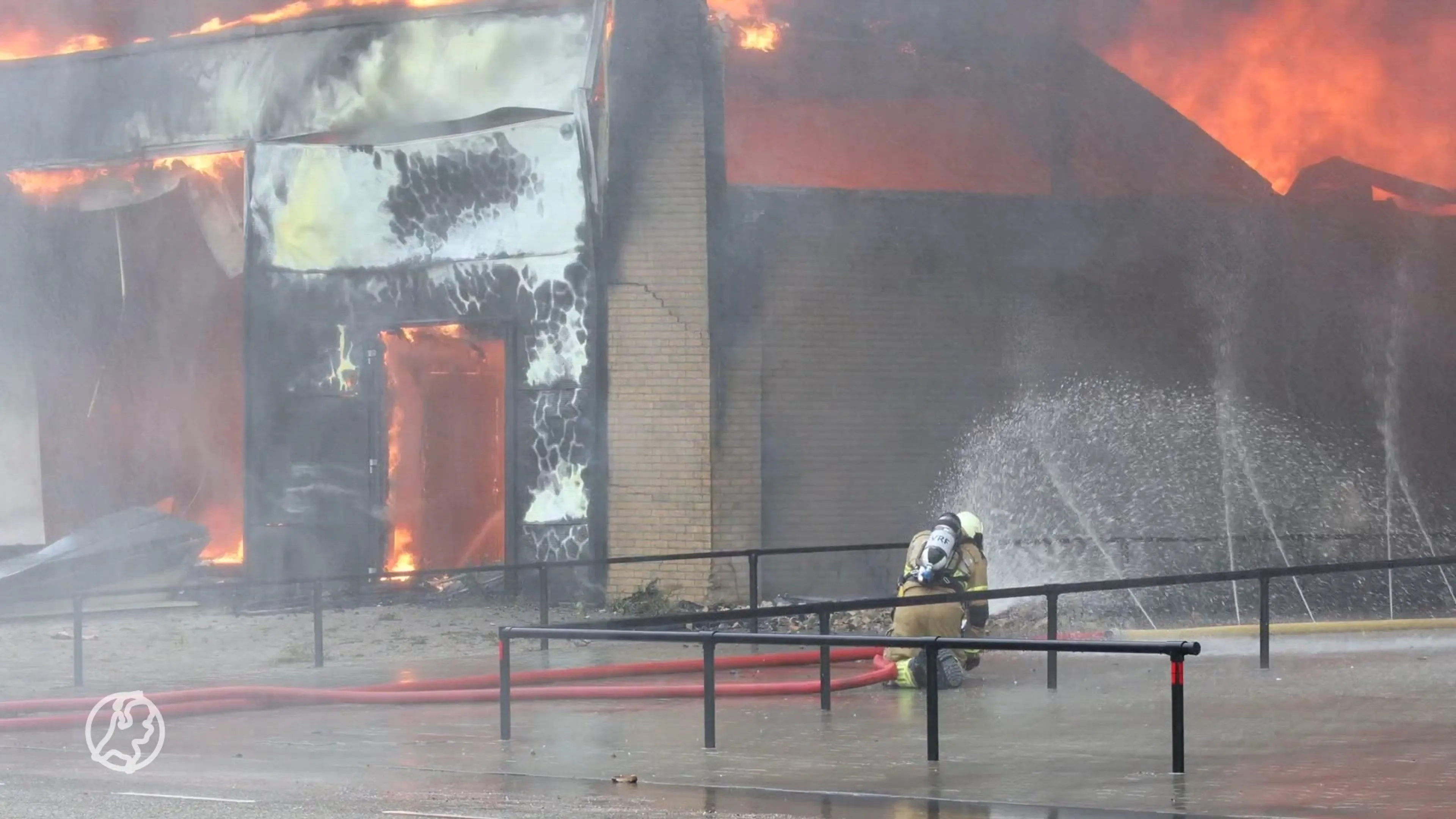 Grote brand in bedrijfspand Dokkum: oldtimers op het nippertje gered