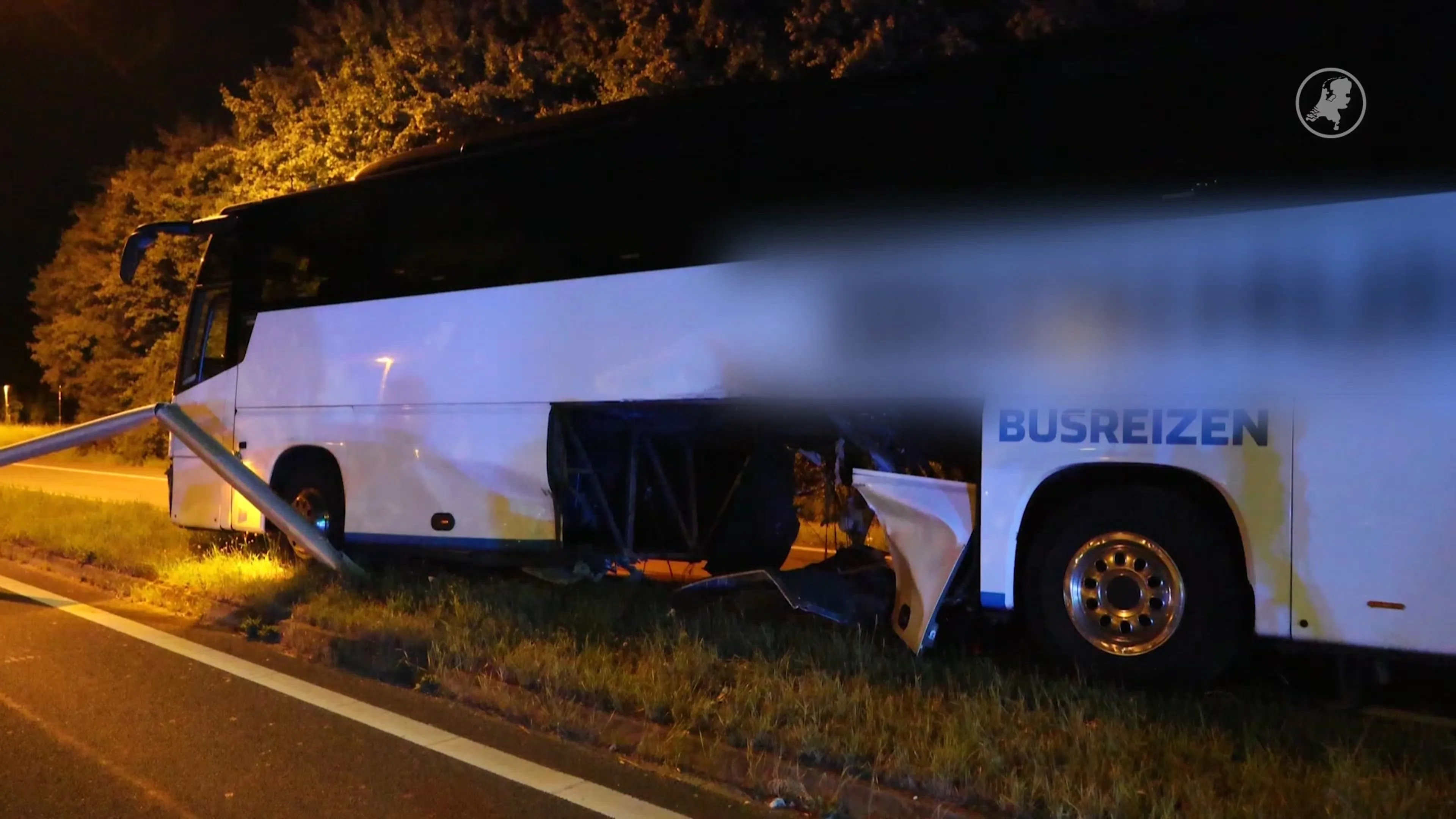 Auto rijdt dwars door touringcar in Hengelo, meerdere gewonden
