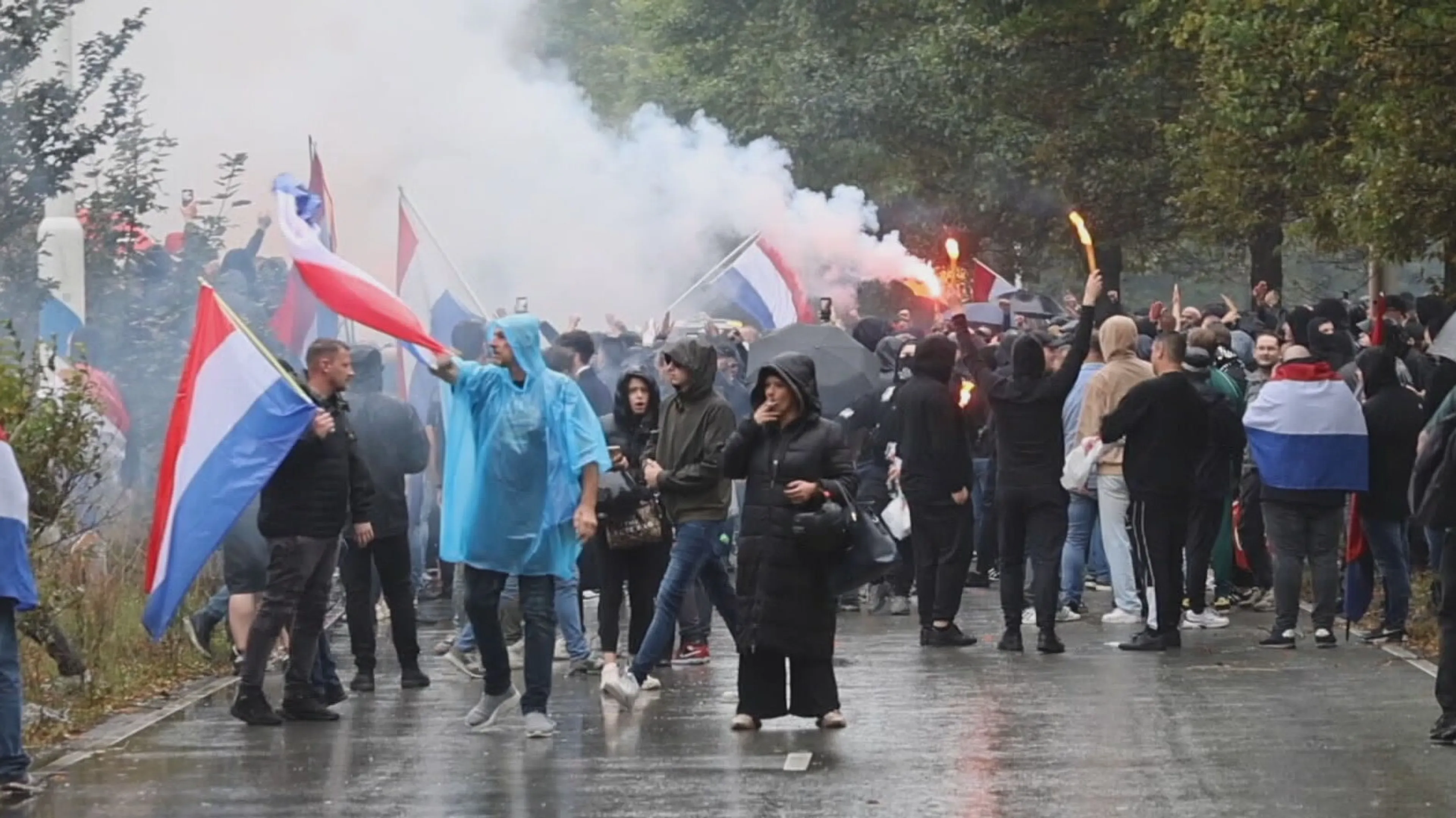 Agenten gewond na protesten Den Haag, demonstratie asielbeleid liep volledig uit de hand