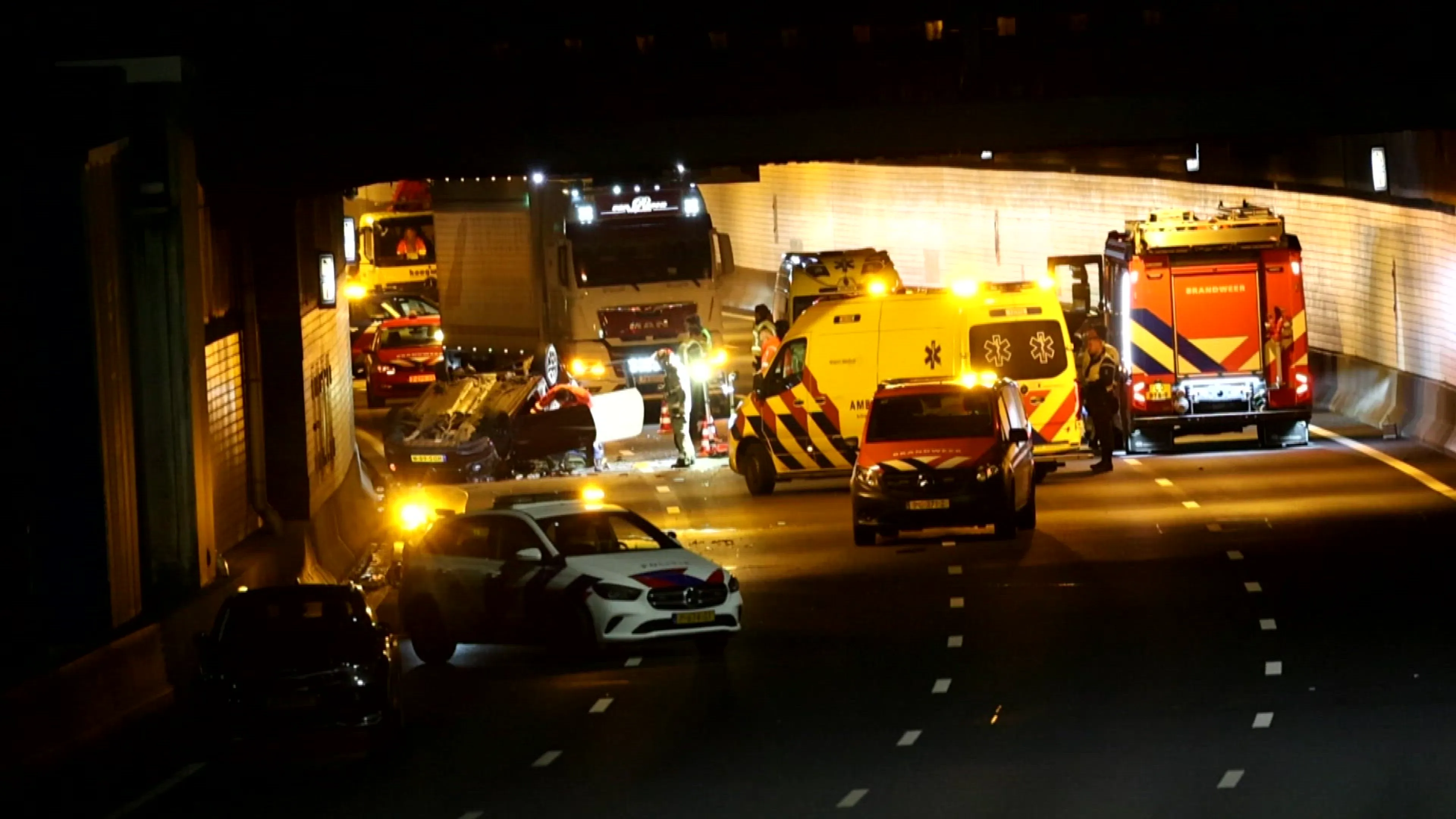 Schipholtunnel afgesloten na ernstig ongeluk met meerdere voertuigen