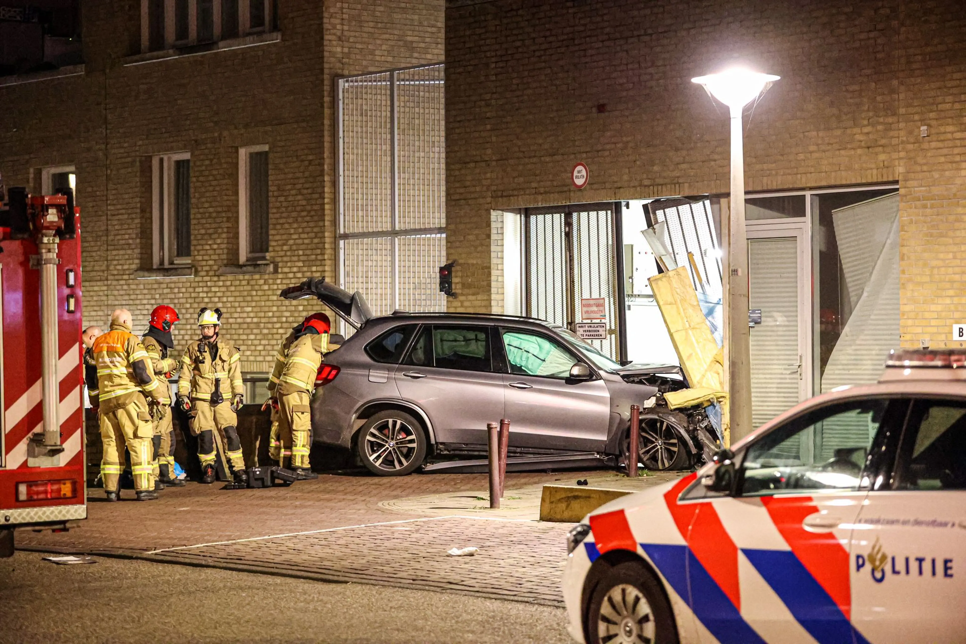 Politieachtervolging in Amsterdam eindigt in flinke crash