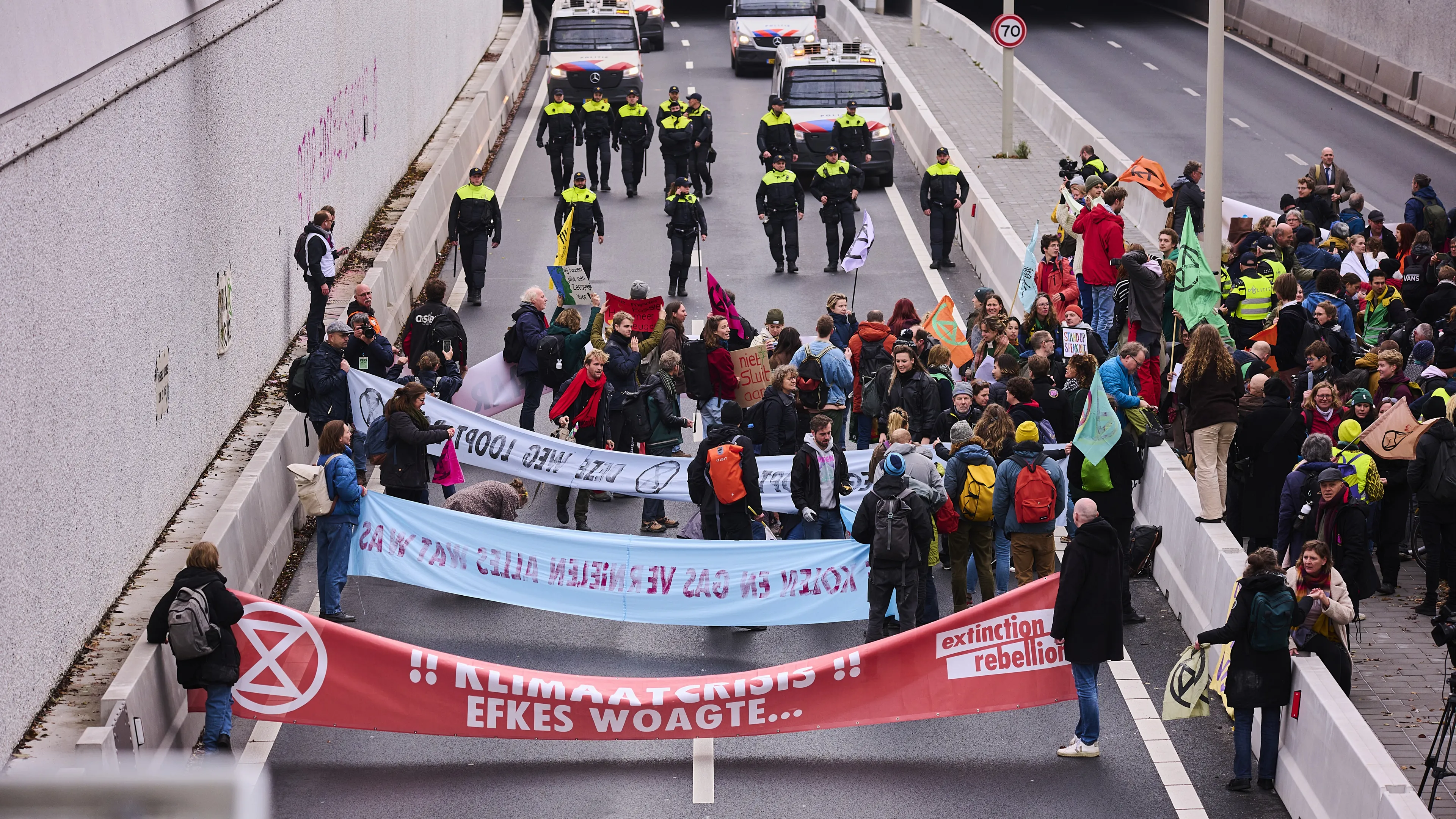 Hekken met zwarte schermen bij A12 vanwege protest Extinction Rebellion