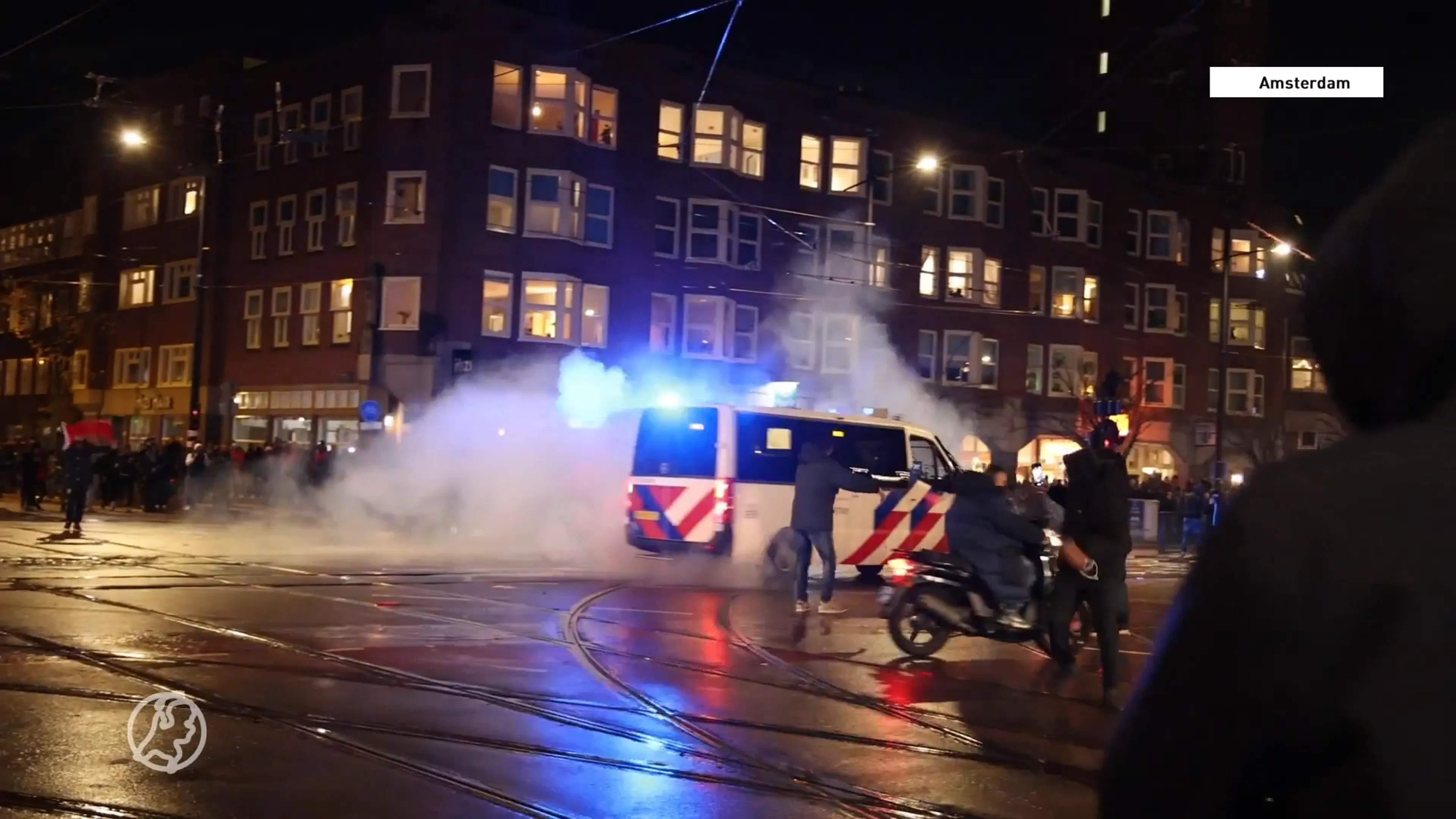 Kamer wil zwaardere straf voor gooien vuurwerk naar hulpverlener
