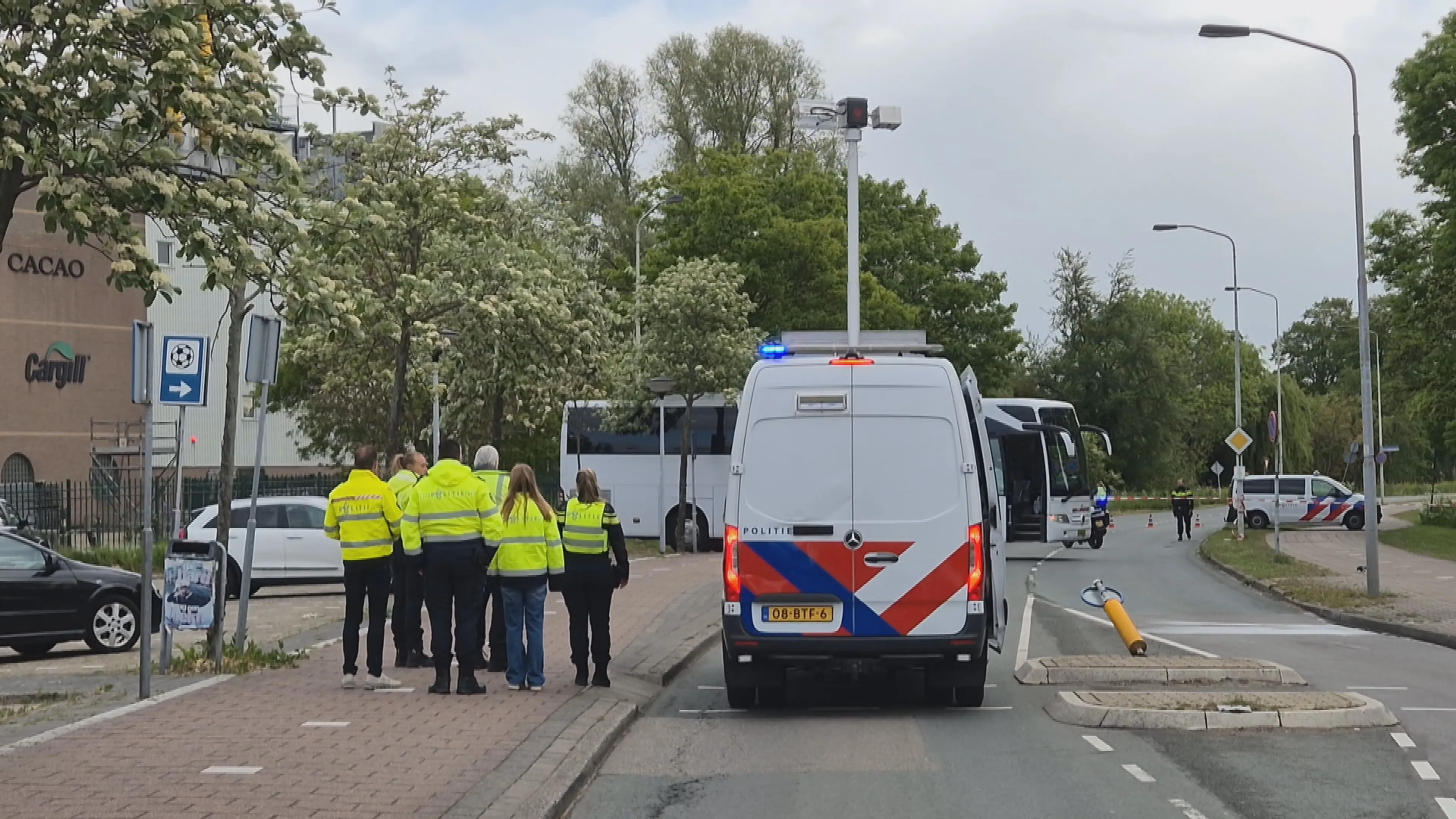 Fietser (80) overleden bij botsing met bus in Zaandam, chauffeur aangehouden