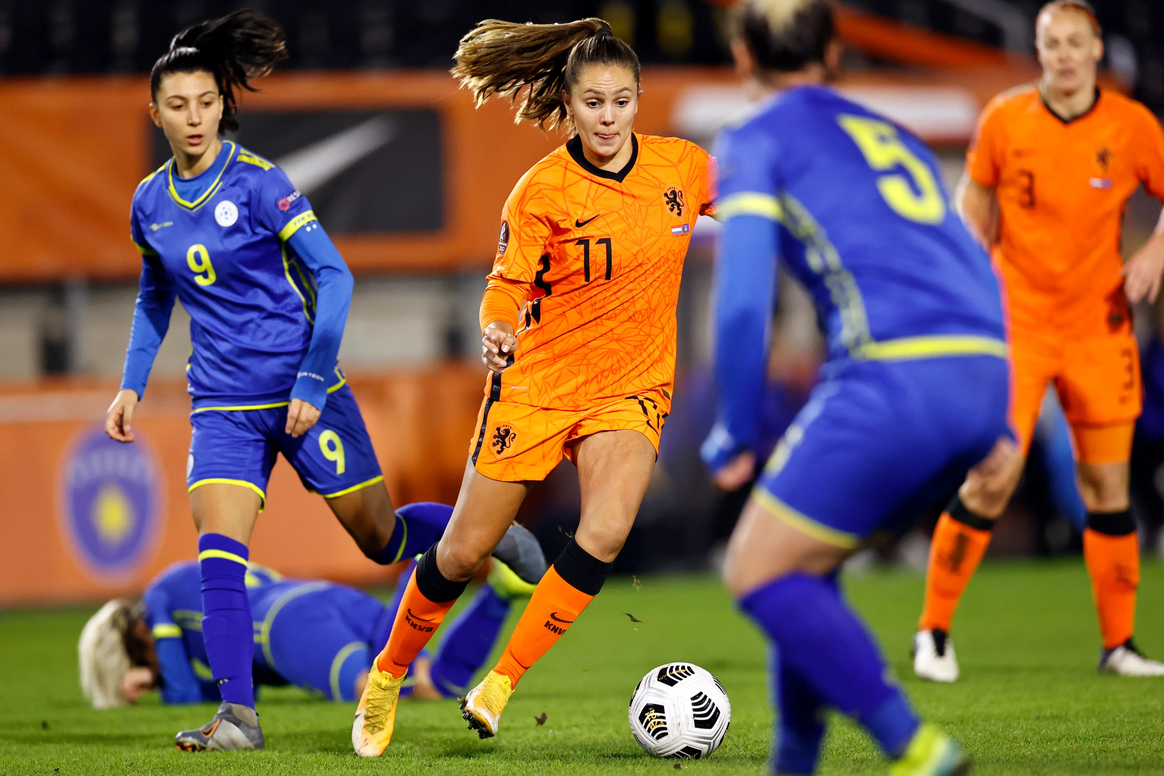 Oranjeleeuwinnen pas na de rust trefzeker tegen stug verdedigend Kosovo