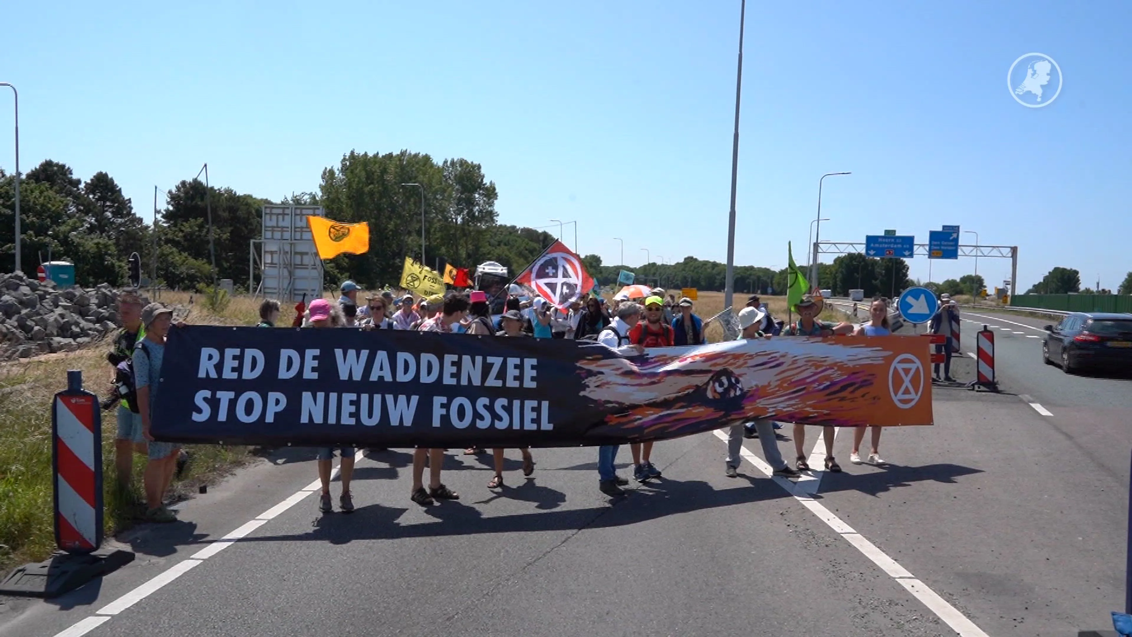 XR-blokkade op Afsluitdijk: demonstranten bekogeld met eieren