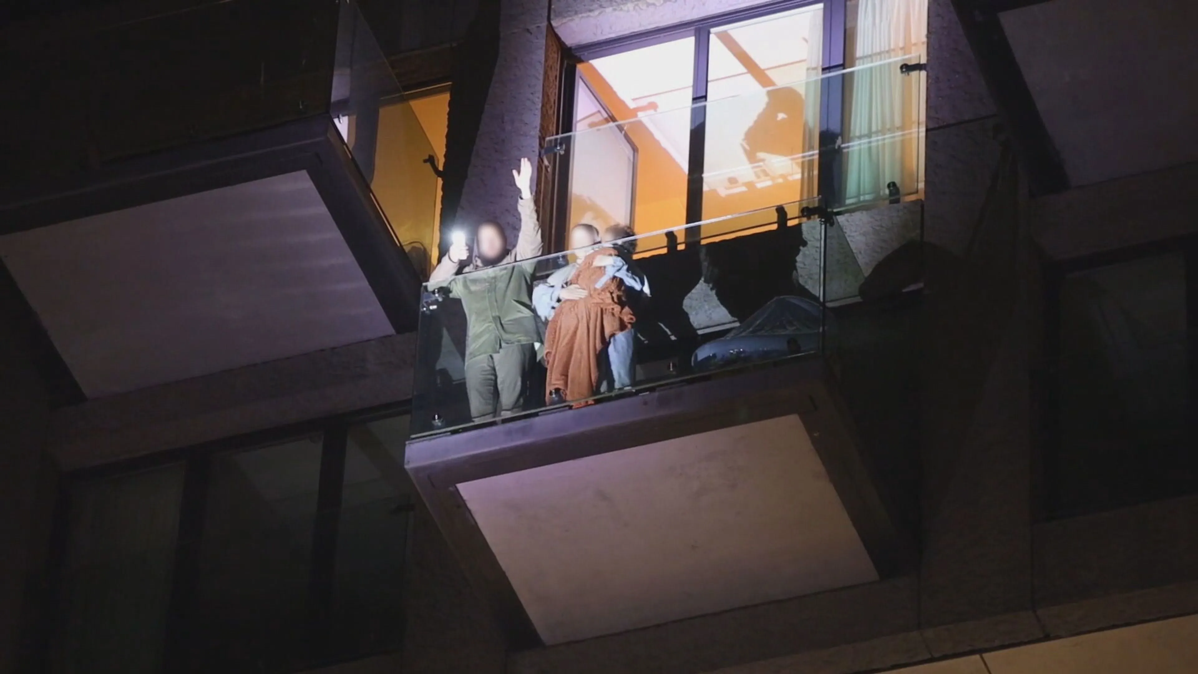 Bewoners van balkon gered na grote brand in Amsterdamse flat, kat overleden