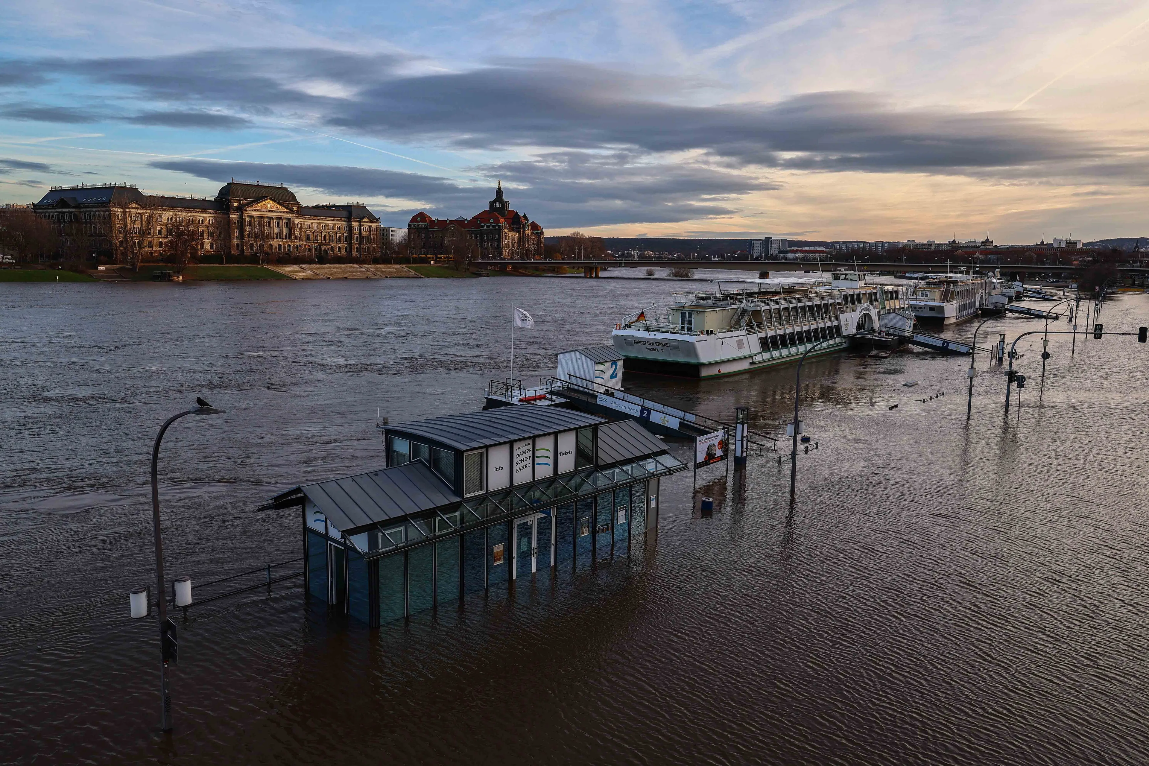 Duitse politie roept Nederlanders op niet naar Duitsland te gaan vanwege overstromingen