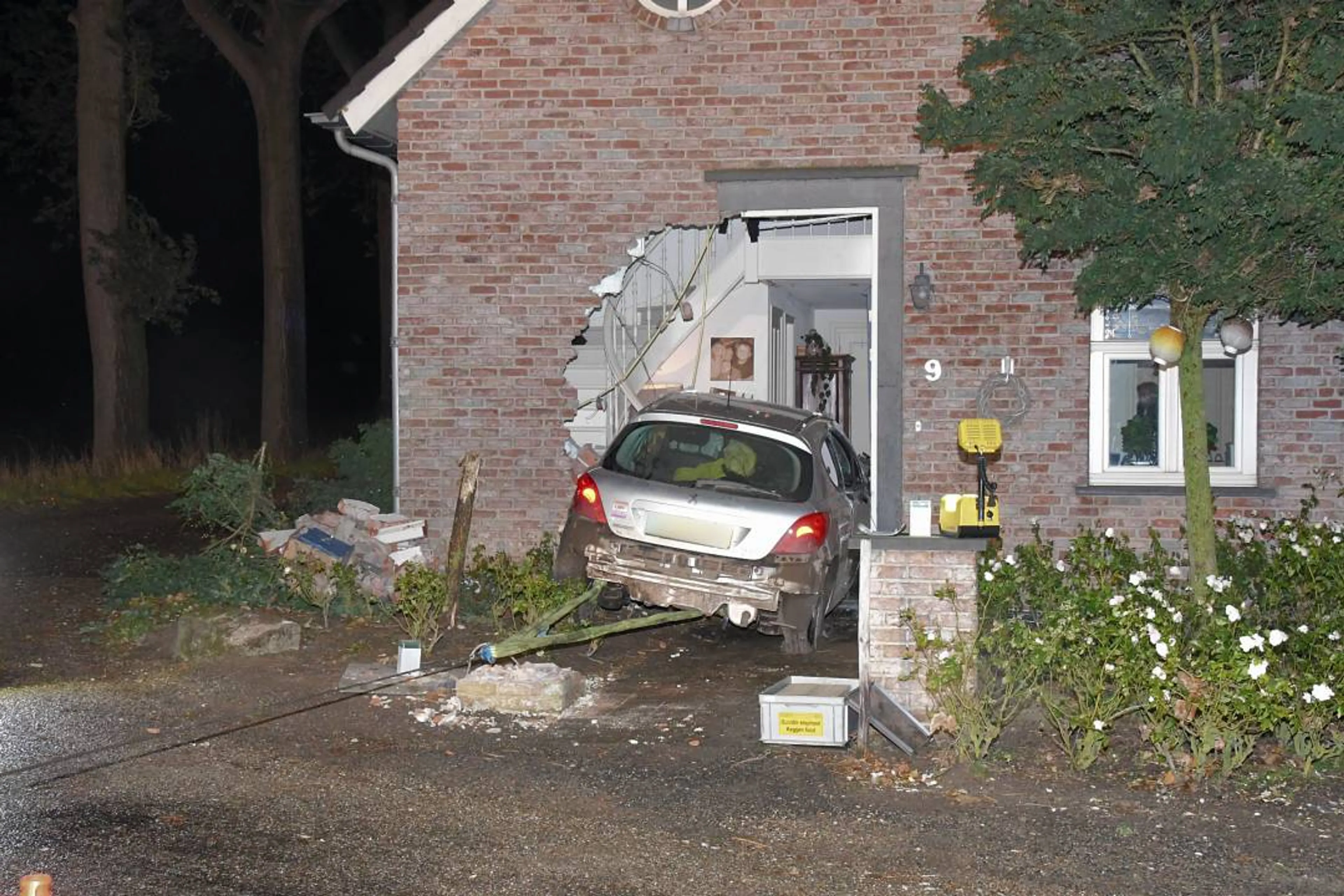 Twee ongelukken in tien minuten: bestuurder rijdt door gevel woning Hulst