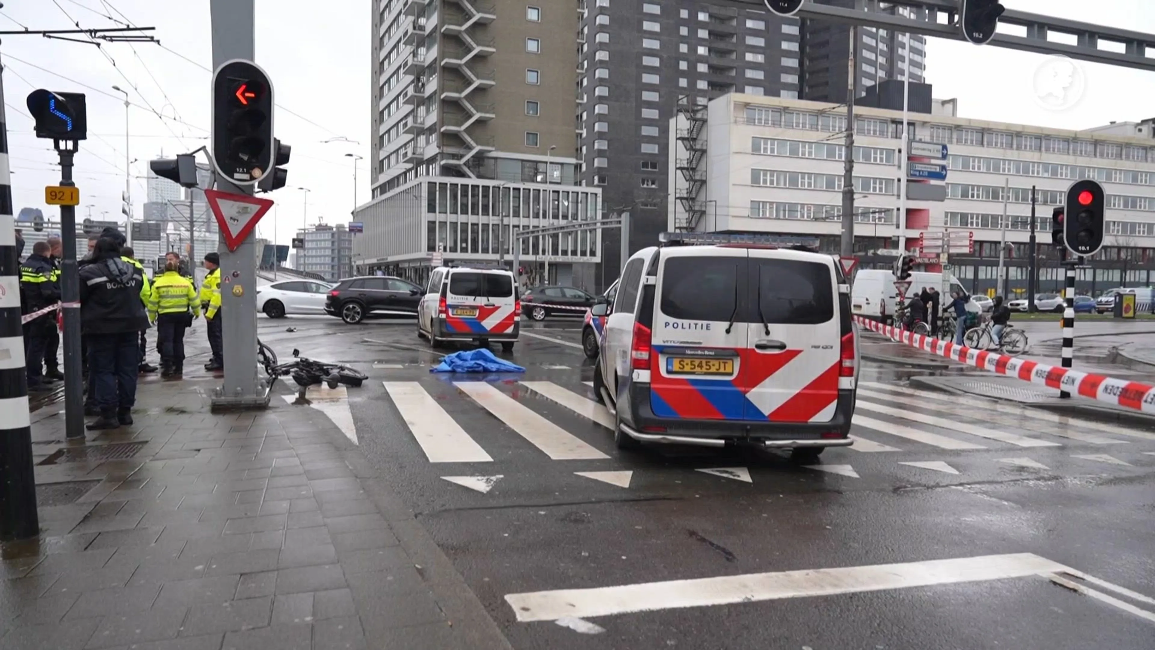 Fietser (63) zwaargewond na botsing met politieauto in Rotterdam