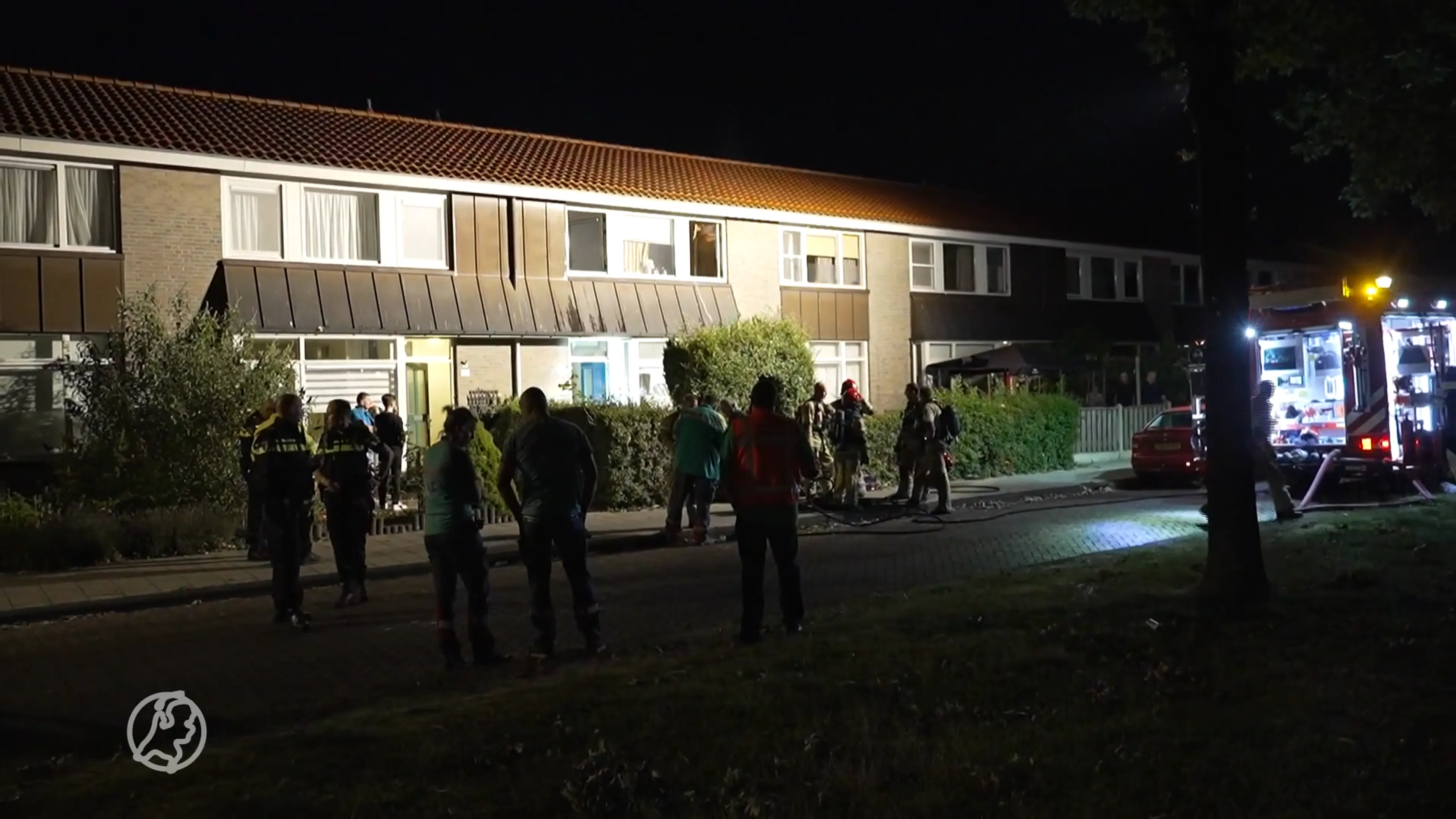 Explosie en brand middenin woonwijk in Dronten, veel hulpdiensten aanwezig