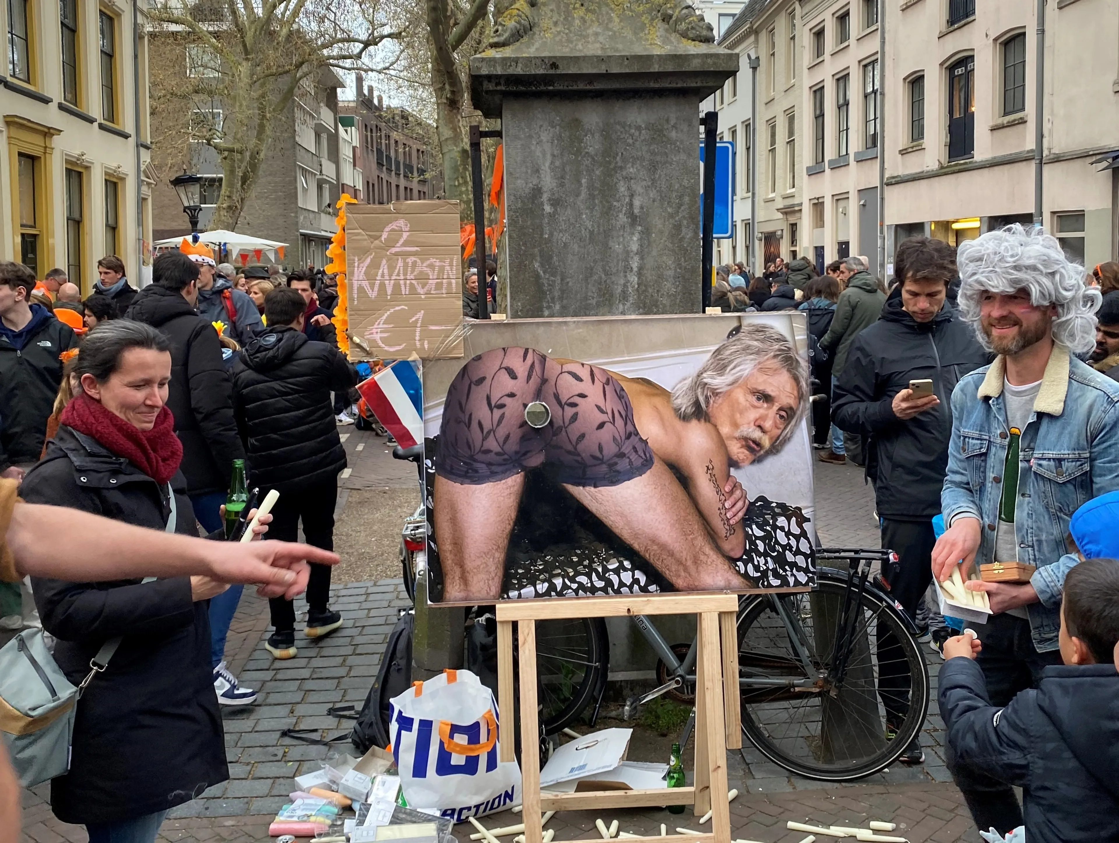 Ludiek spel op Utrechtse Vrijmarkt: stop een kaars in Johan Derksen