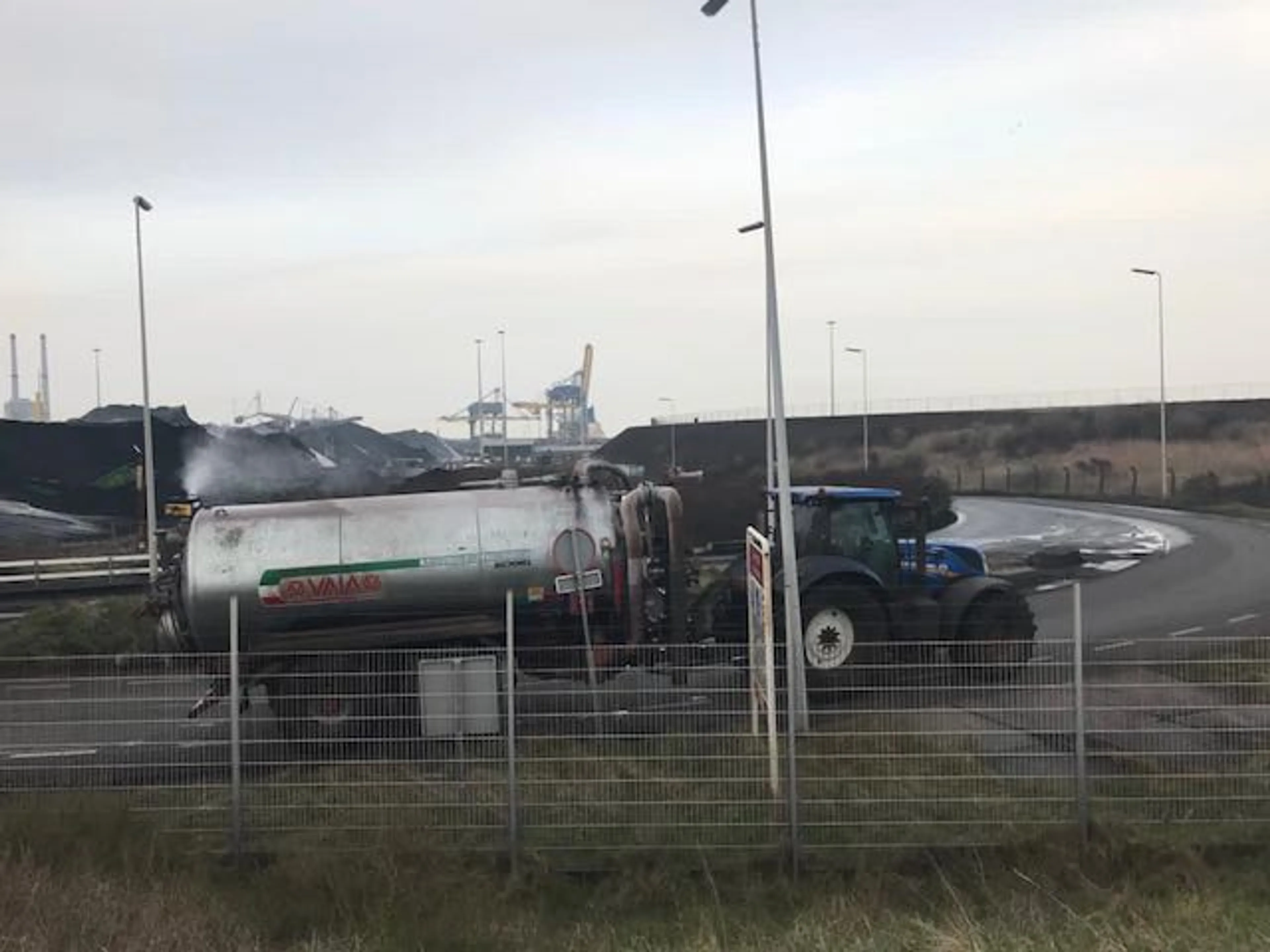 Fotograferende kunstenaars bij Tata Steel krijgen volle laag van tankwagen