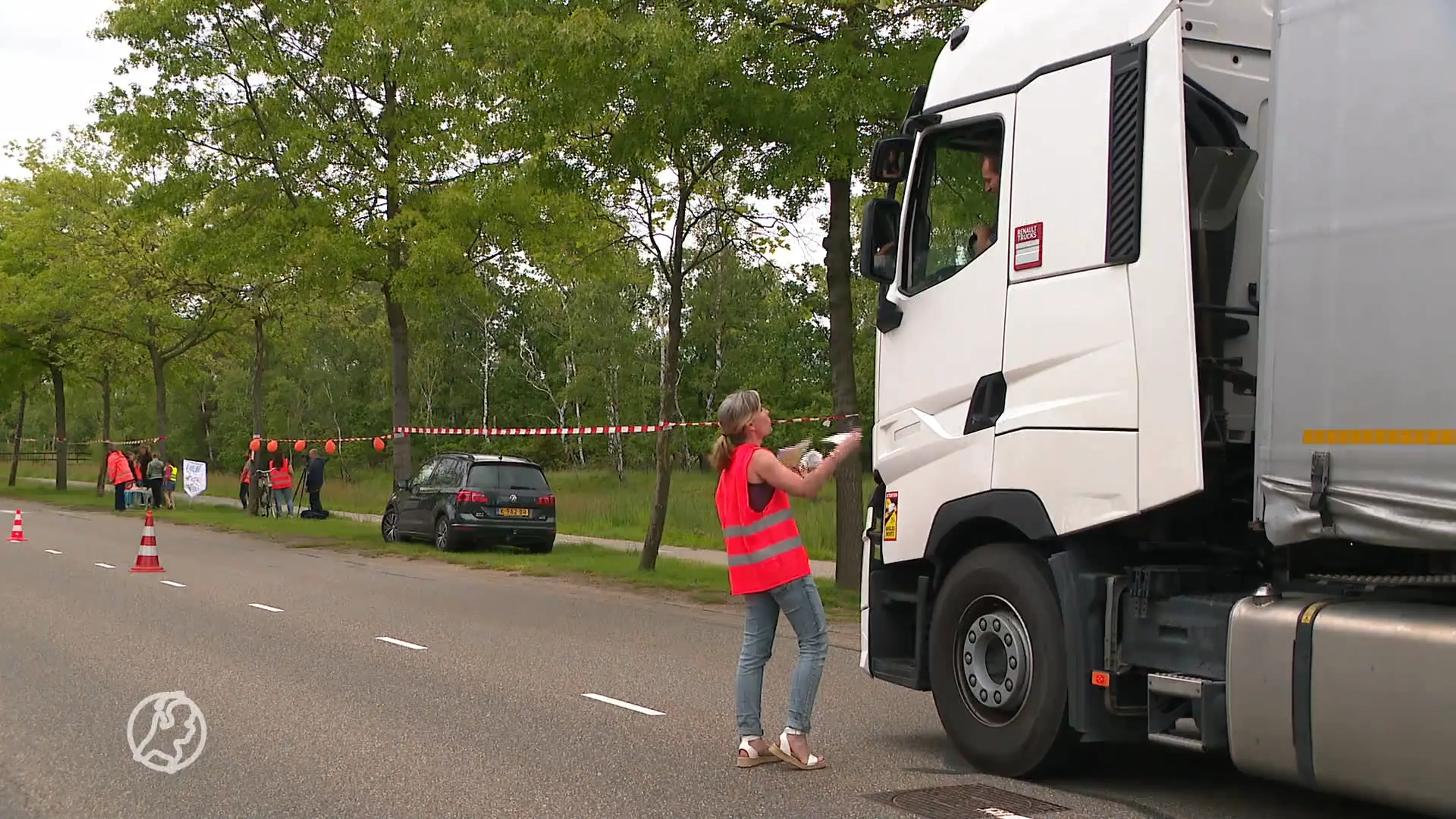 Honderden vrachtwagens door de straat per dag: inwoners Budel worden er gillend gek van