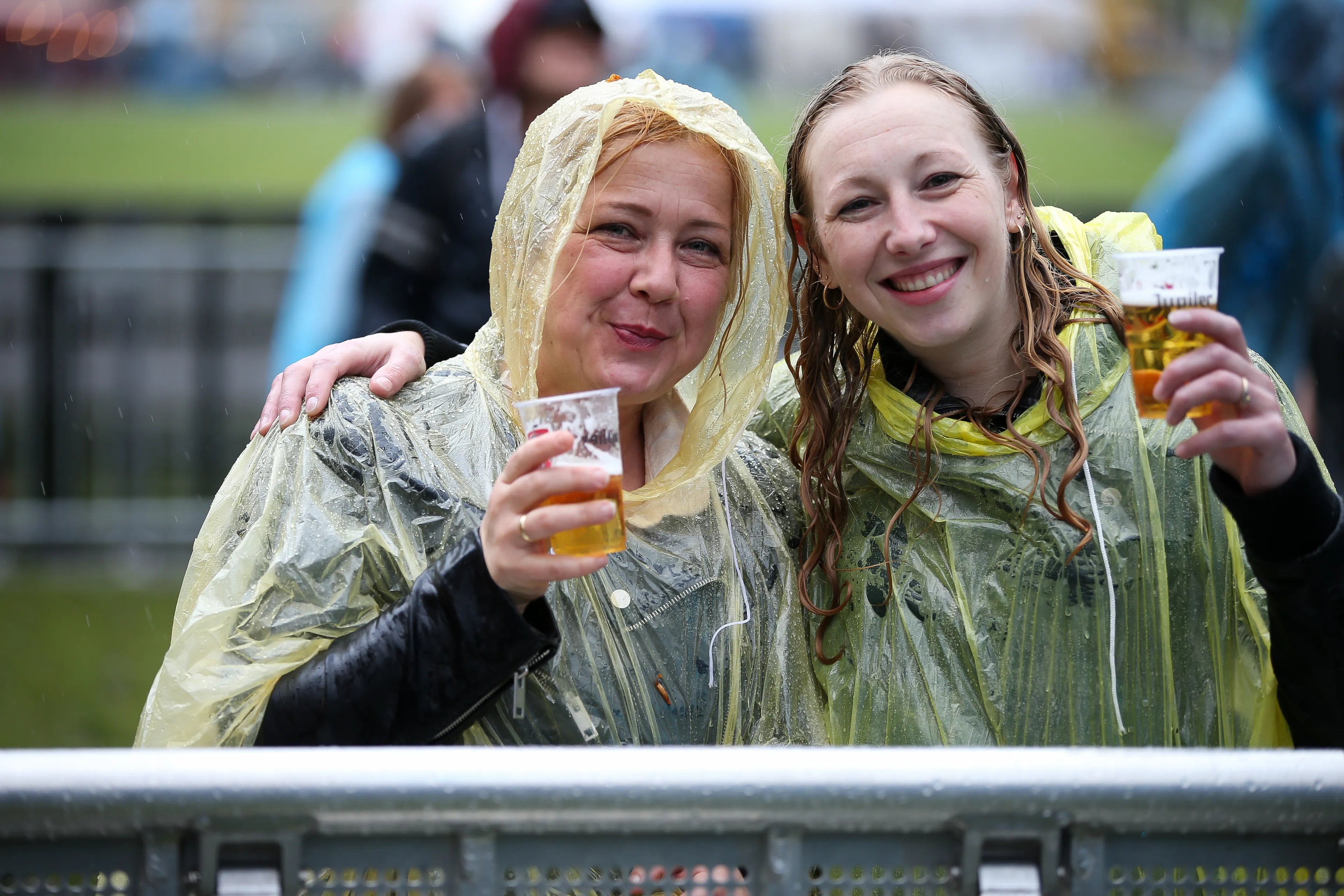 Code geel op Bevrijdingsdag: flinke plens- en onweersbuien verwacht