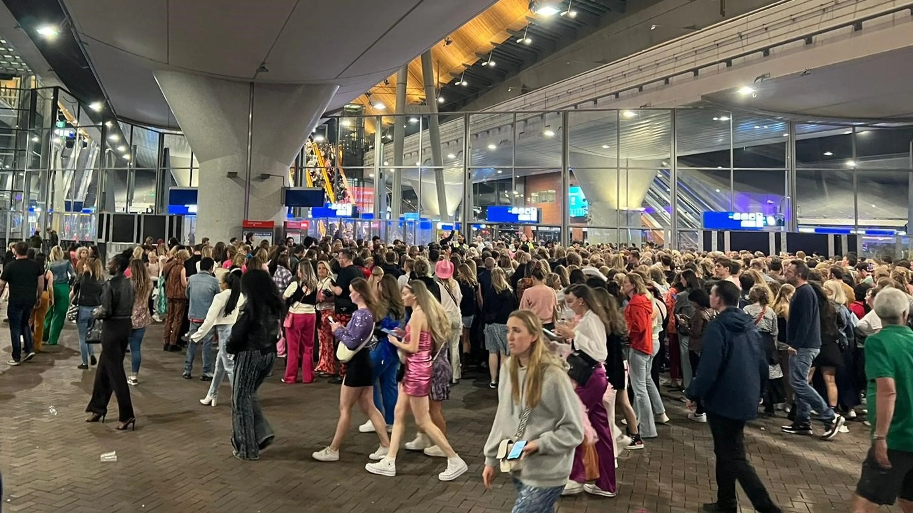 Drie giga-concerten in Amsterdam tegelijk, NS waarschuwt: 'Gok niet op laatste trein!'