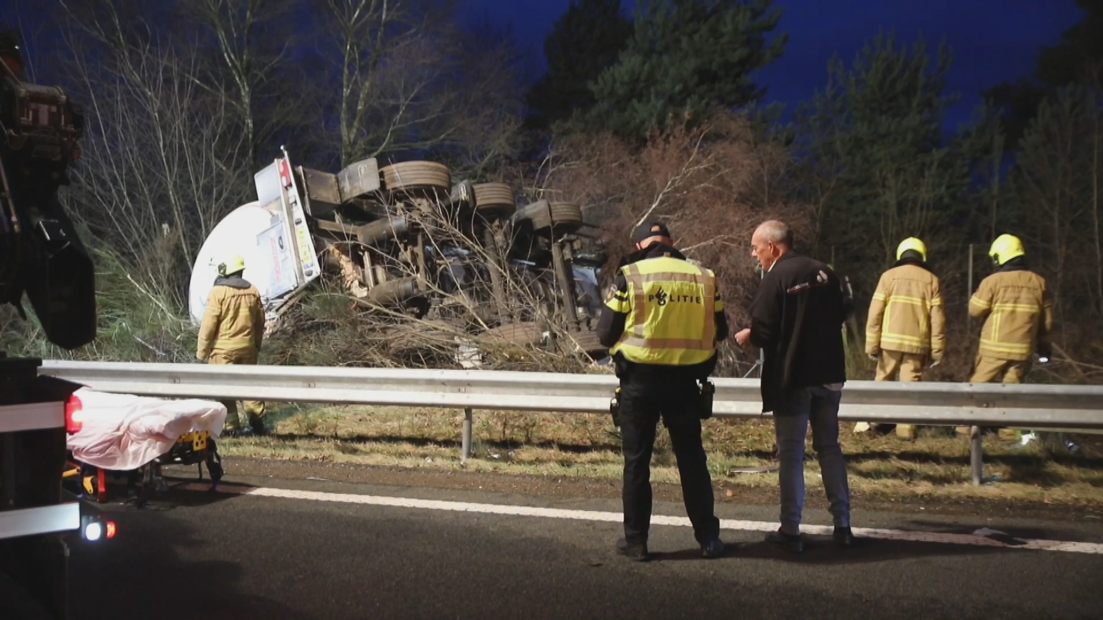 Vrachtwagenchauffeur zwaargewond na zwaar ongeluk op A50 bij Arnhem, weg dicht