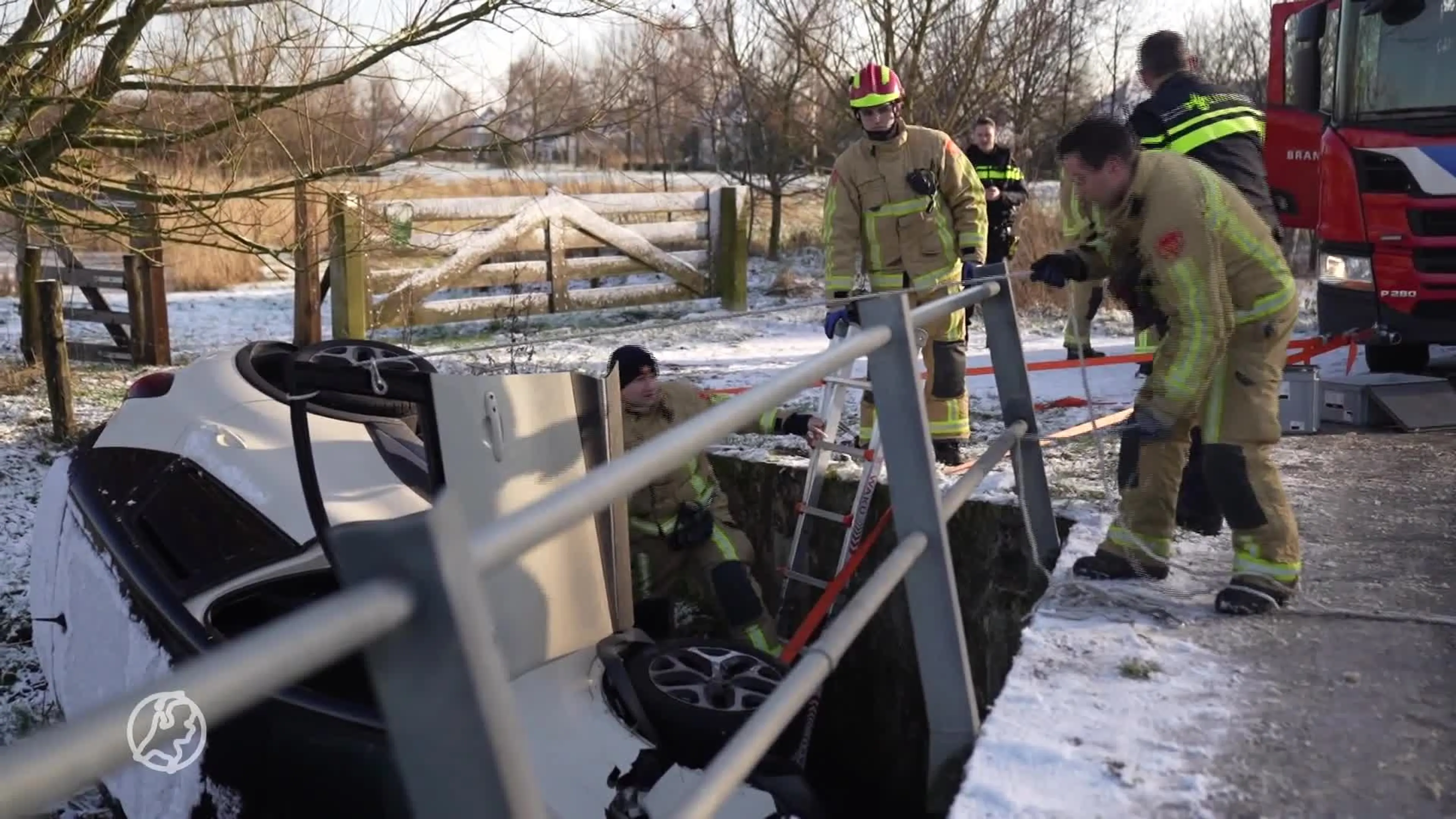 Vrouw in Helmond heeft veel geluk en blijft met auto net boven water hangen