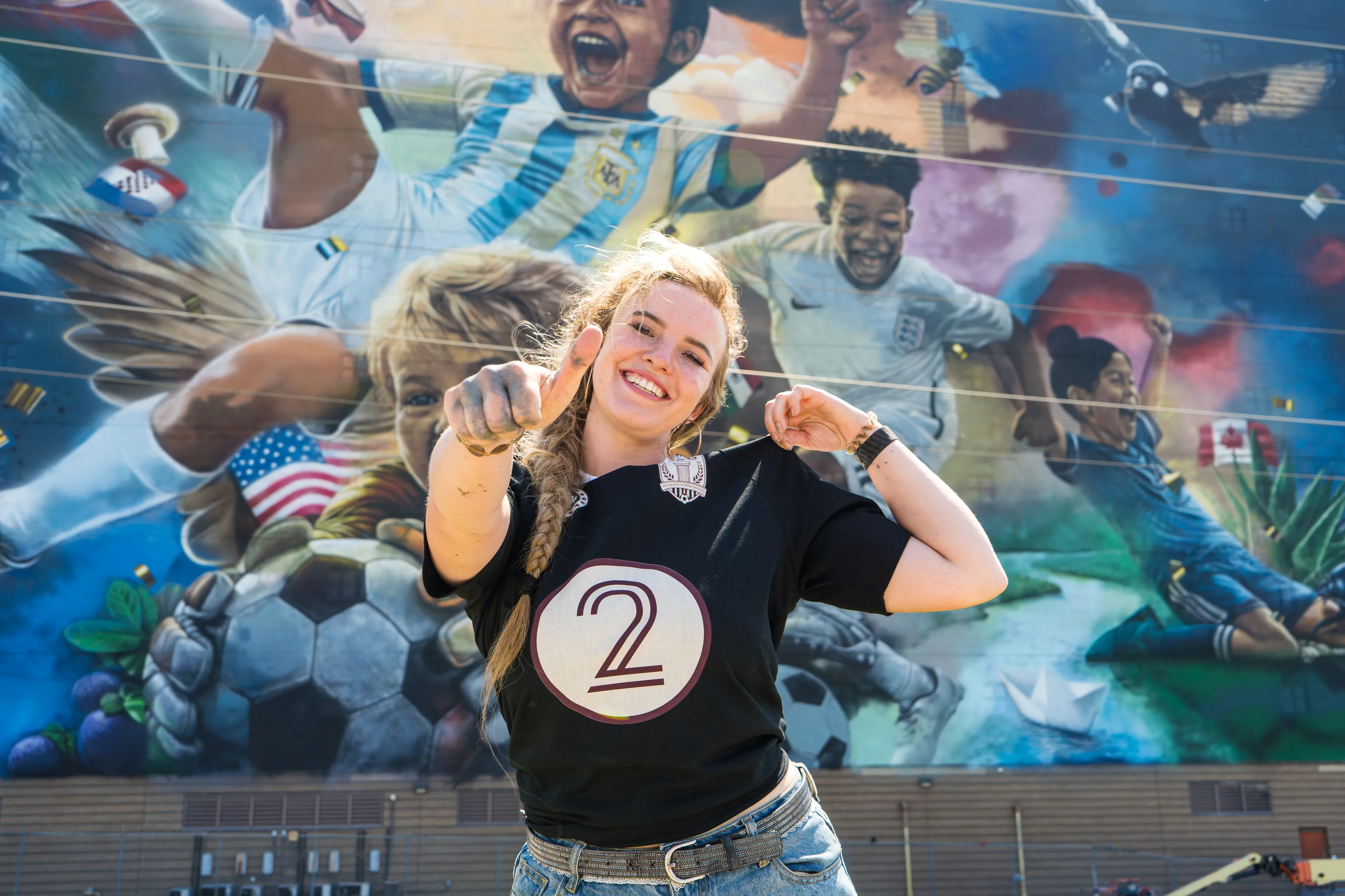 Rosalie uit Doesburg maakt gigantische WK-muur in Dallas