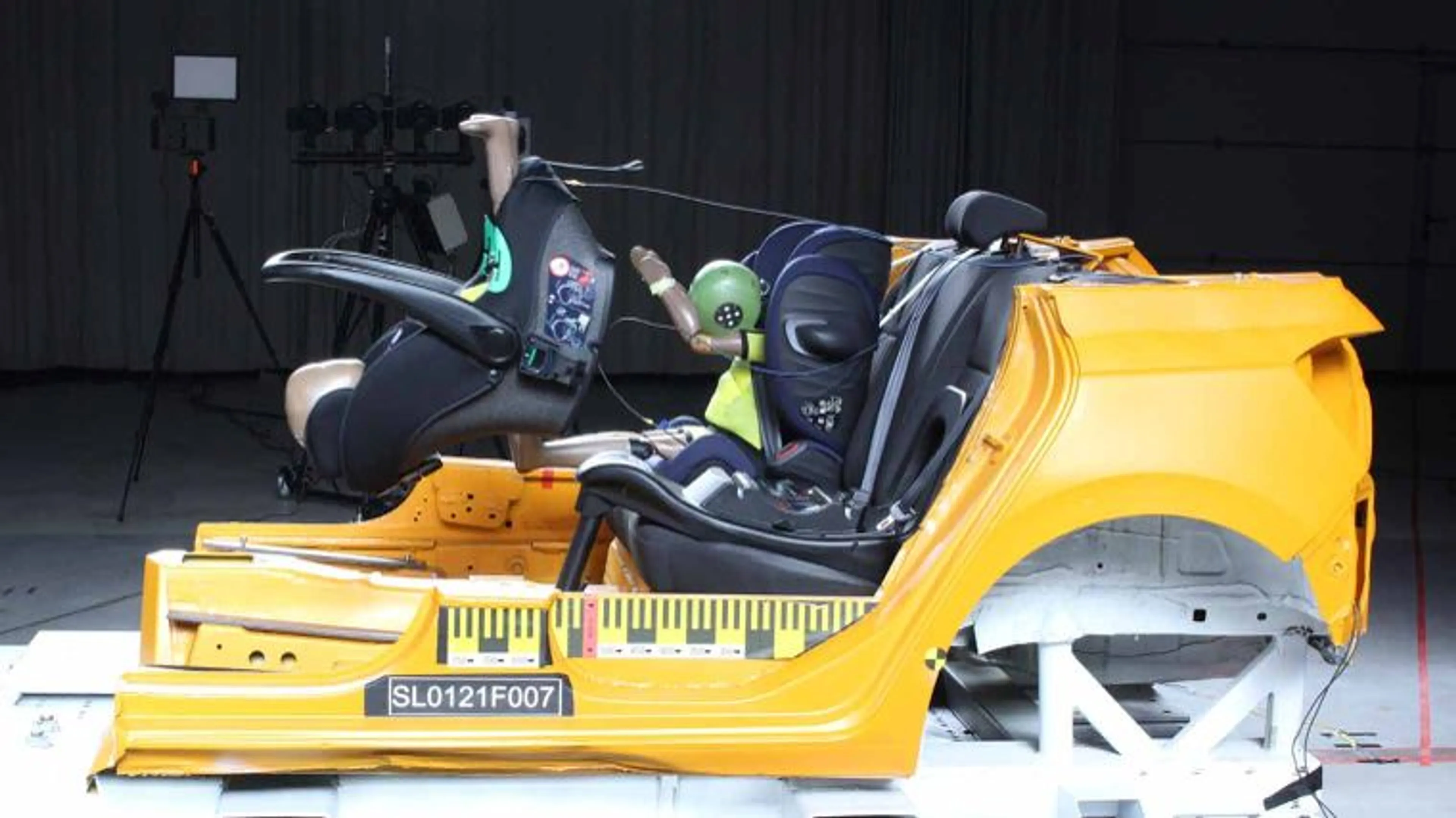 Consumentenbond waarschuwt voor babyzitje dat door auto kan vliegen