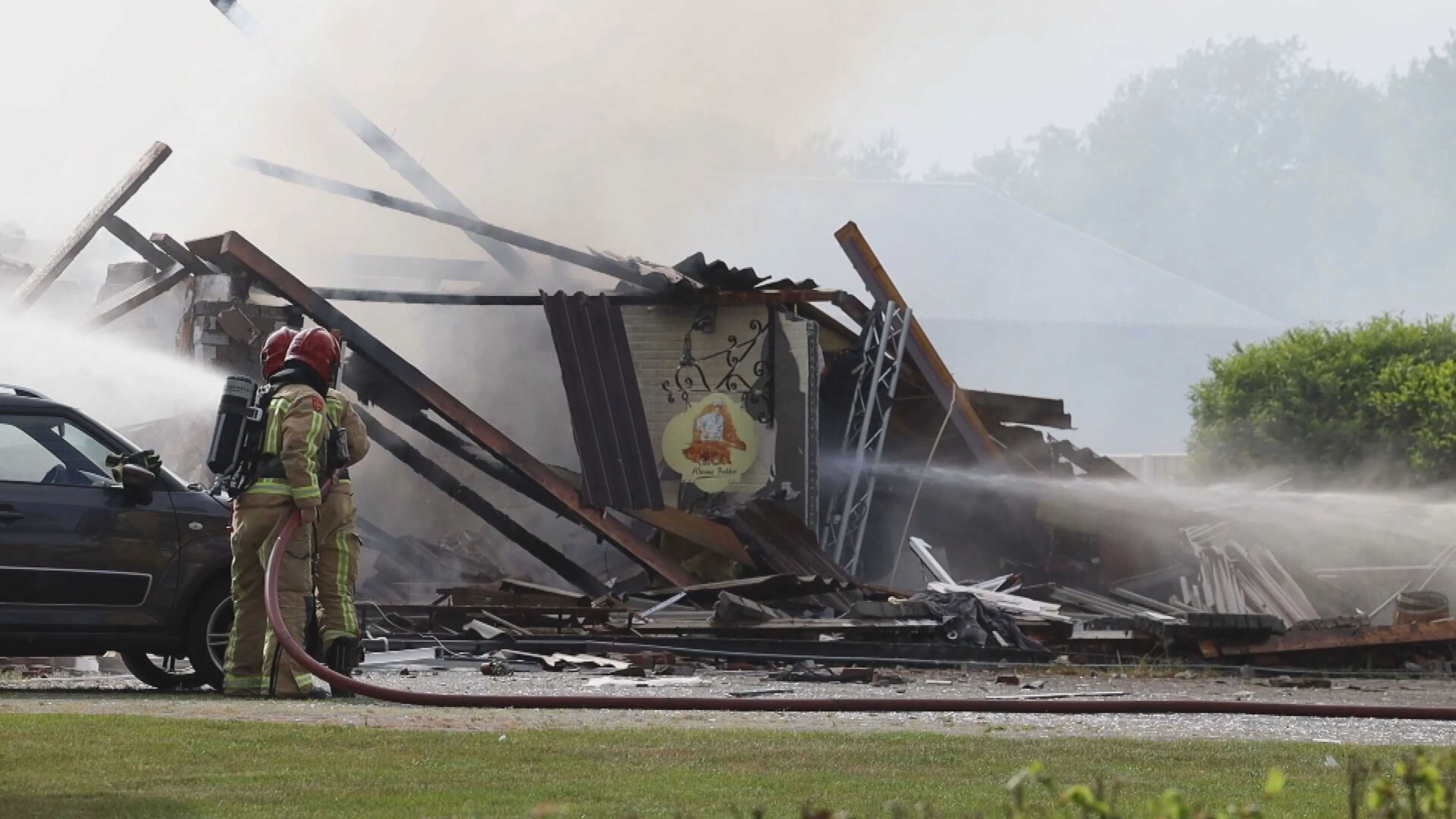 Gewonde na explosie en felle brand bij gebouw Son en Breugel