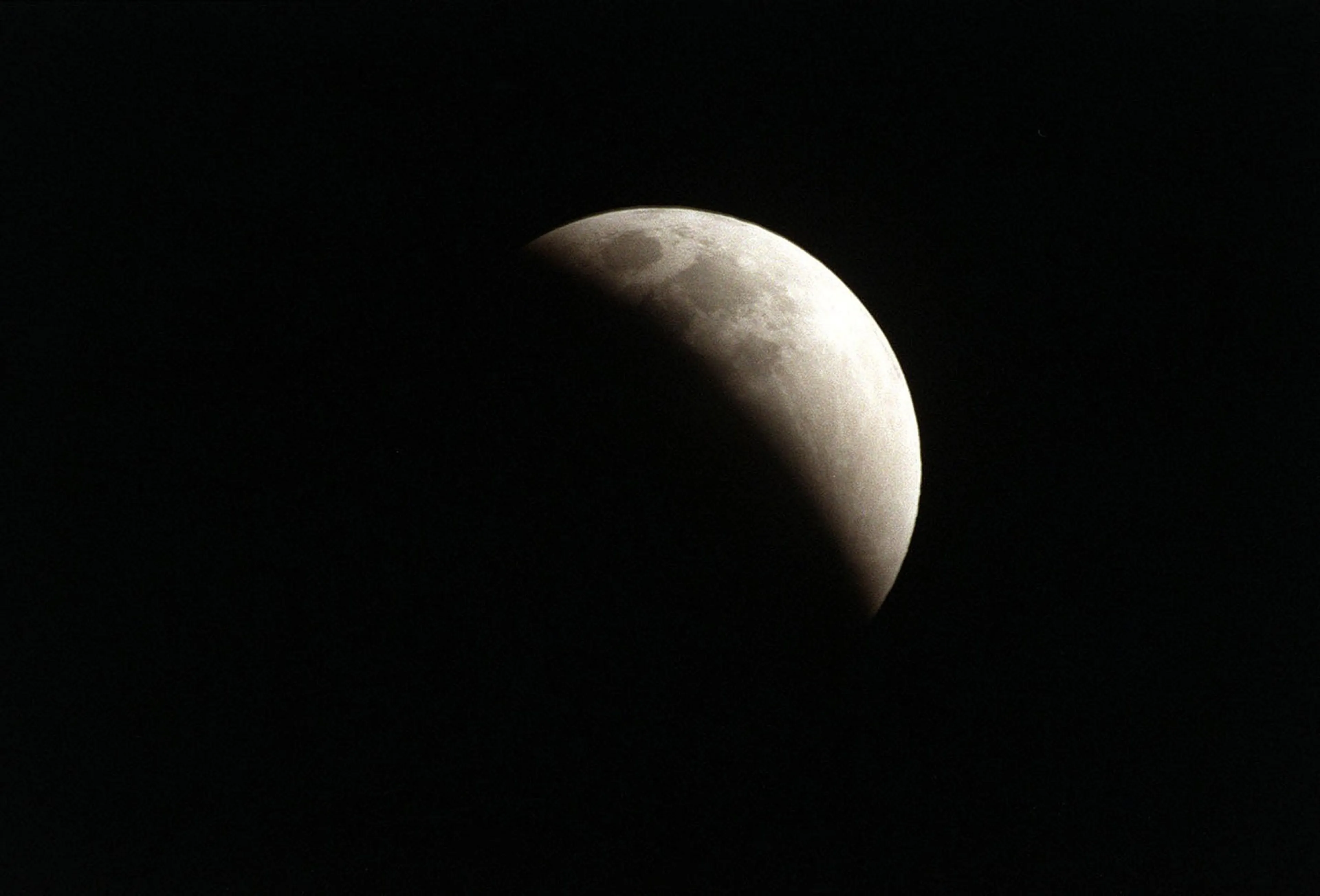 Gedeeltelijke maansverduistering vanavond goed te zien in Nederland