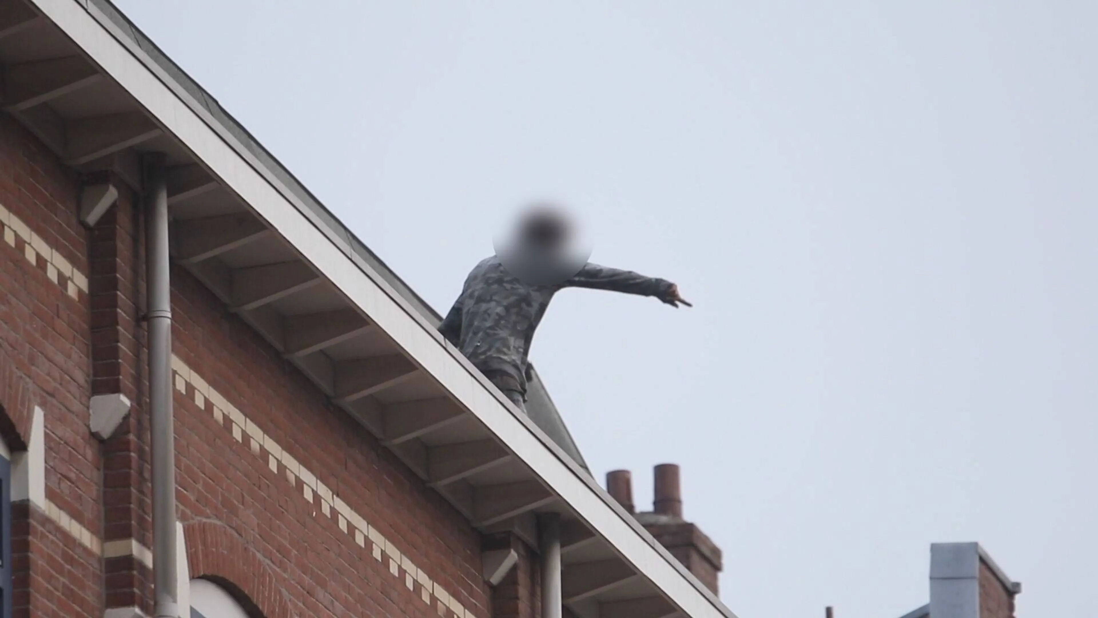 Verwarde man gooit met dakpannen en valt van balkon in Rotterdam