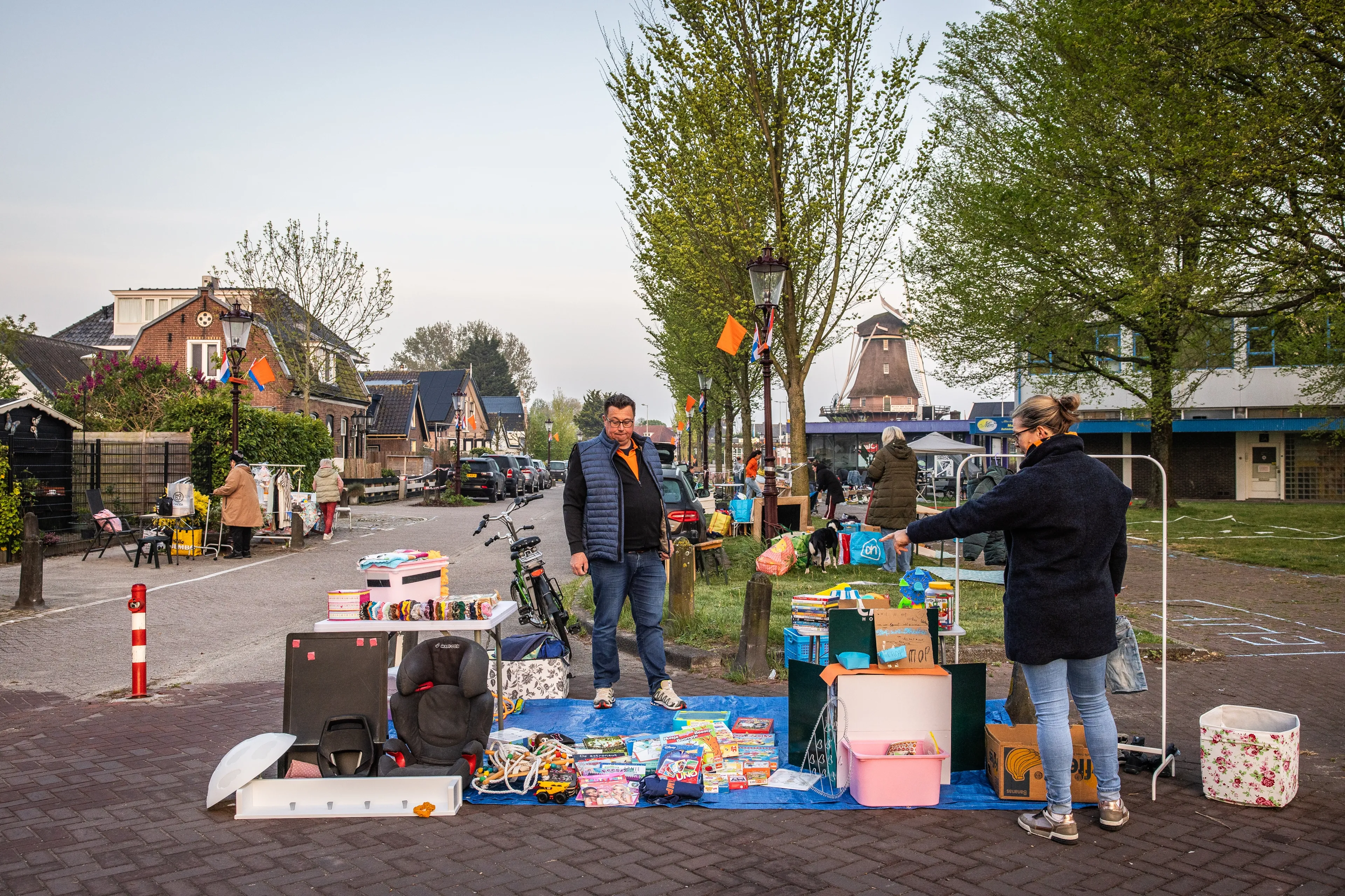 Heb je een paraplu nodig op de vrijmarkt? Dit wordt het weer op Koningsdag