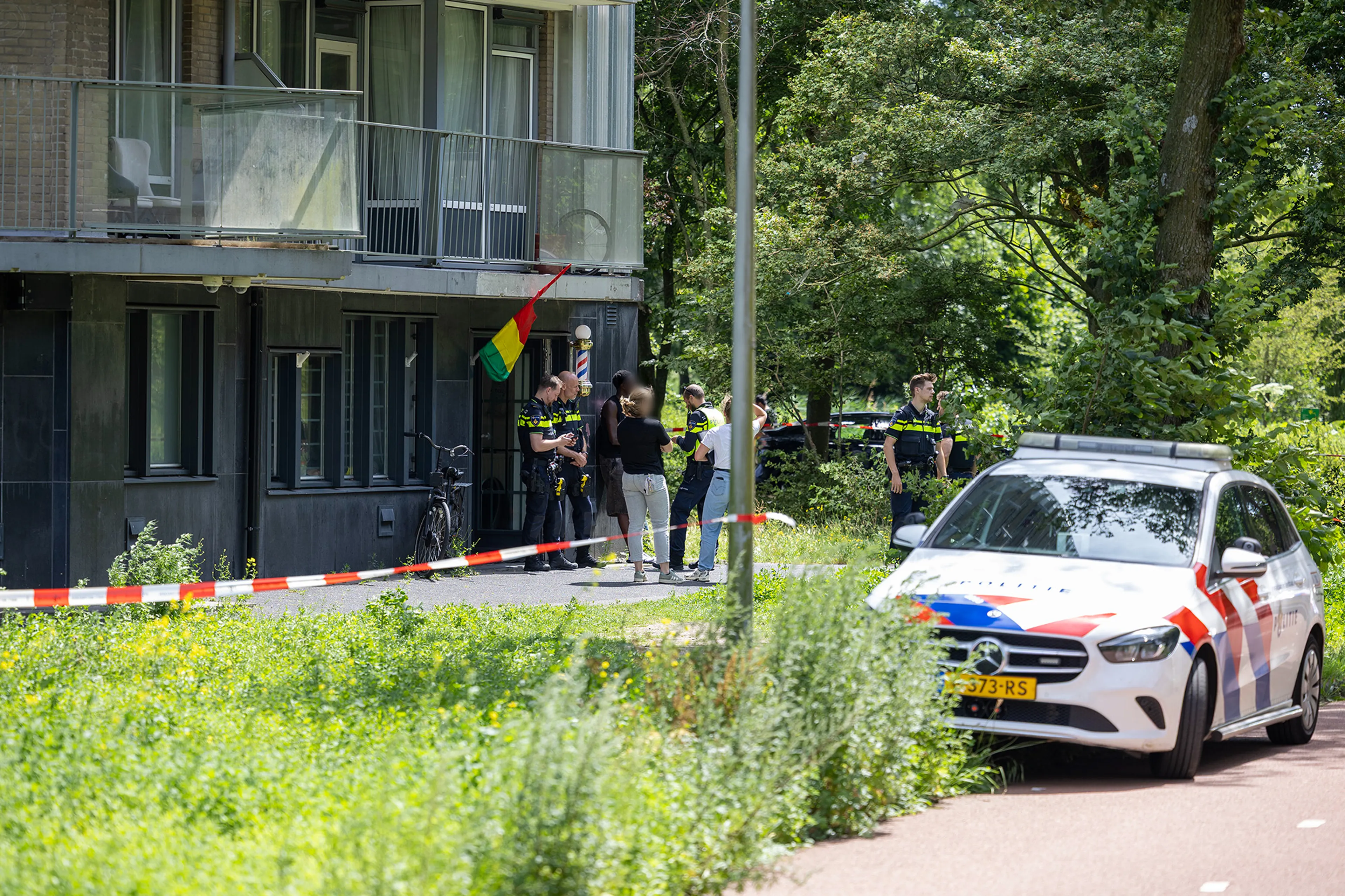 Schietpartij op klaarlichte dag in kapperszaak Amsterdam, twee gewonden
