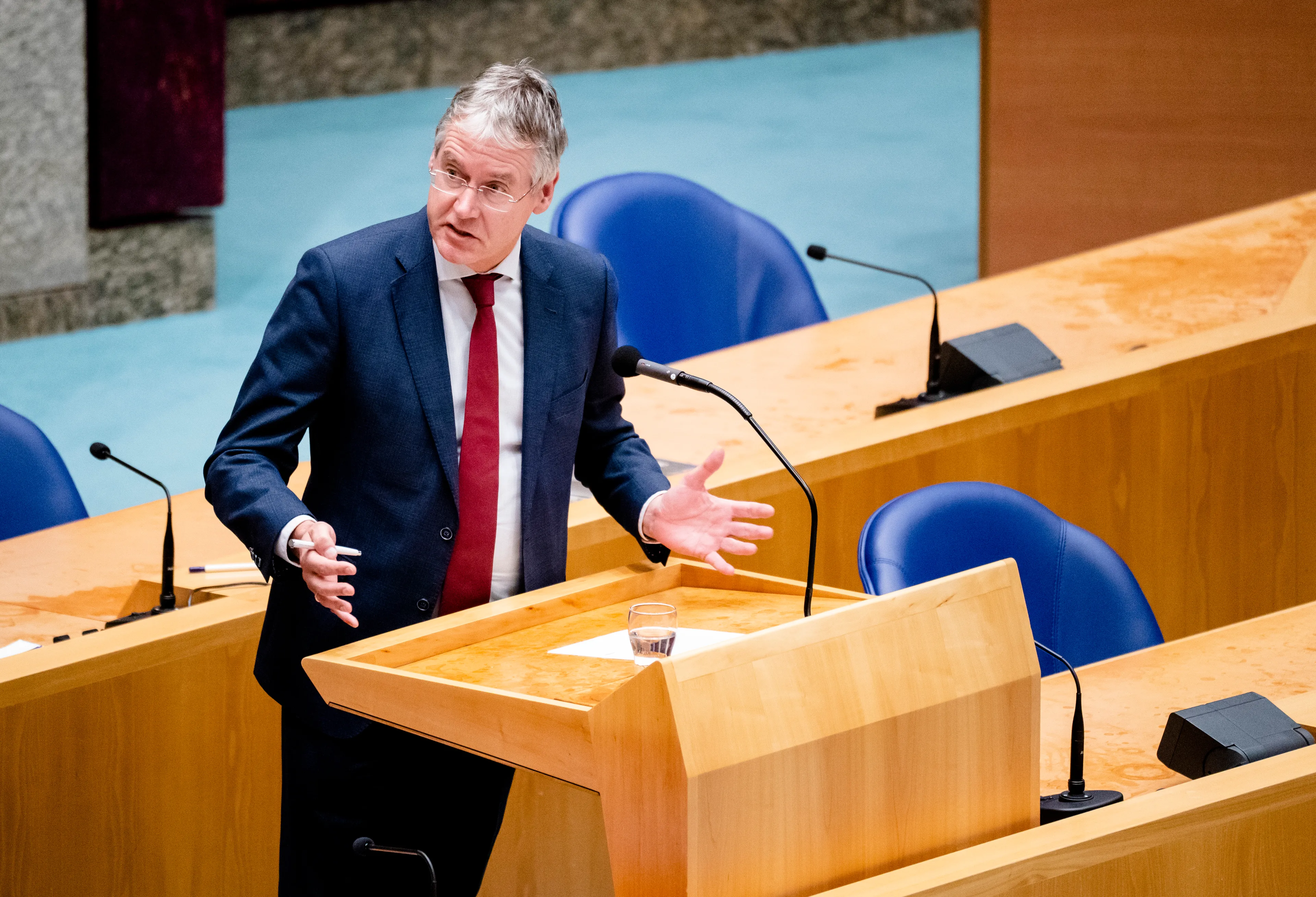 Slob blijft bij standpunt: anti-homoverklaring op school is 'grondwettelijke vrijheid'