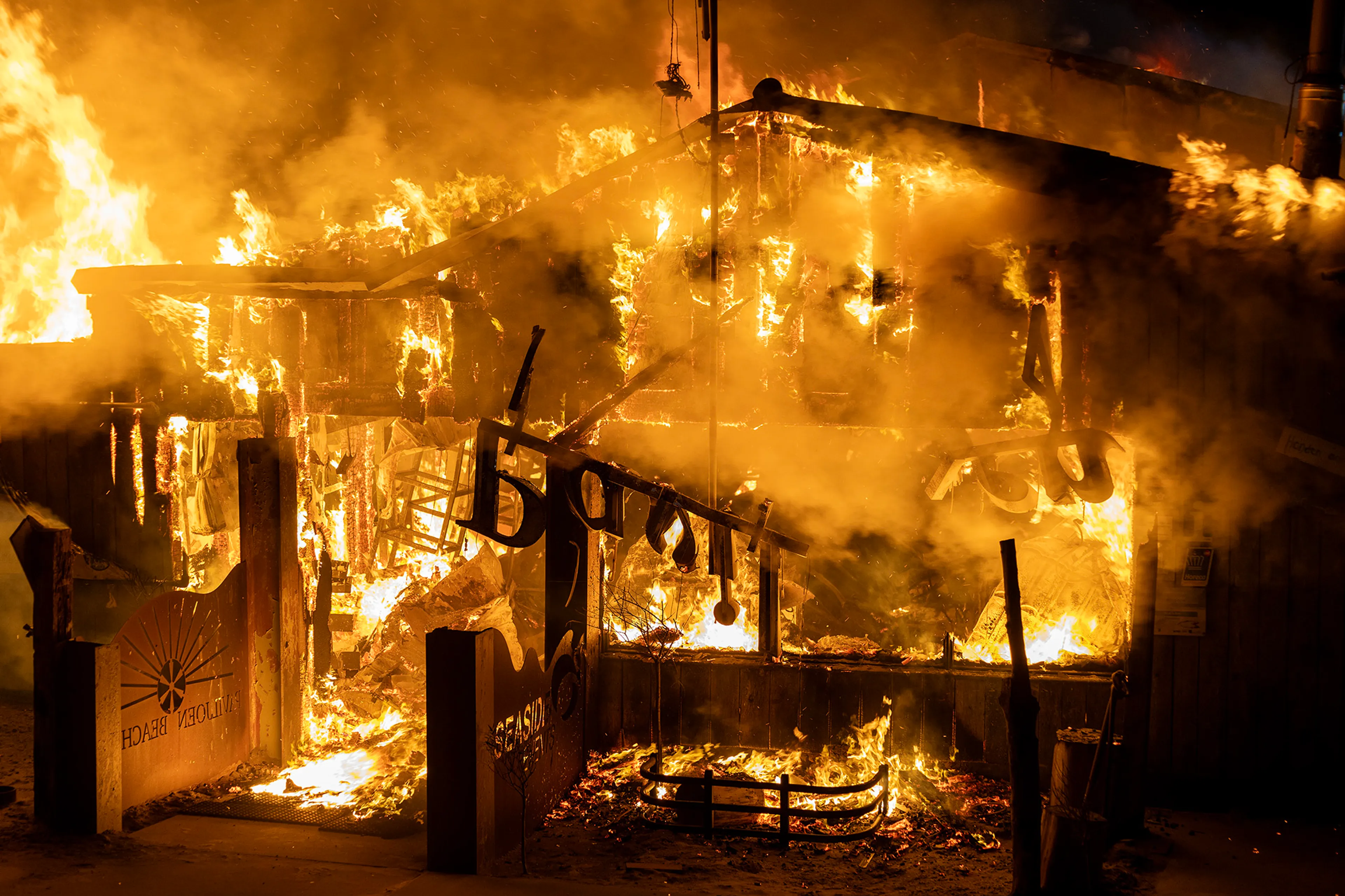 Grote brand verwoest strandtent Beach Inn IJmuiden