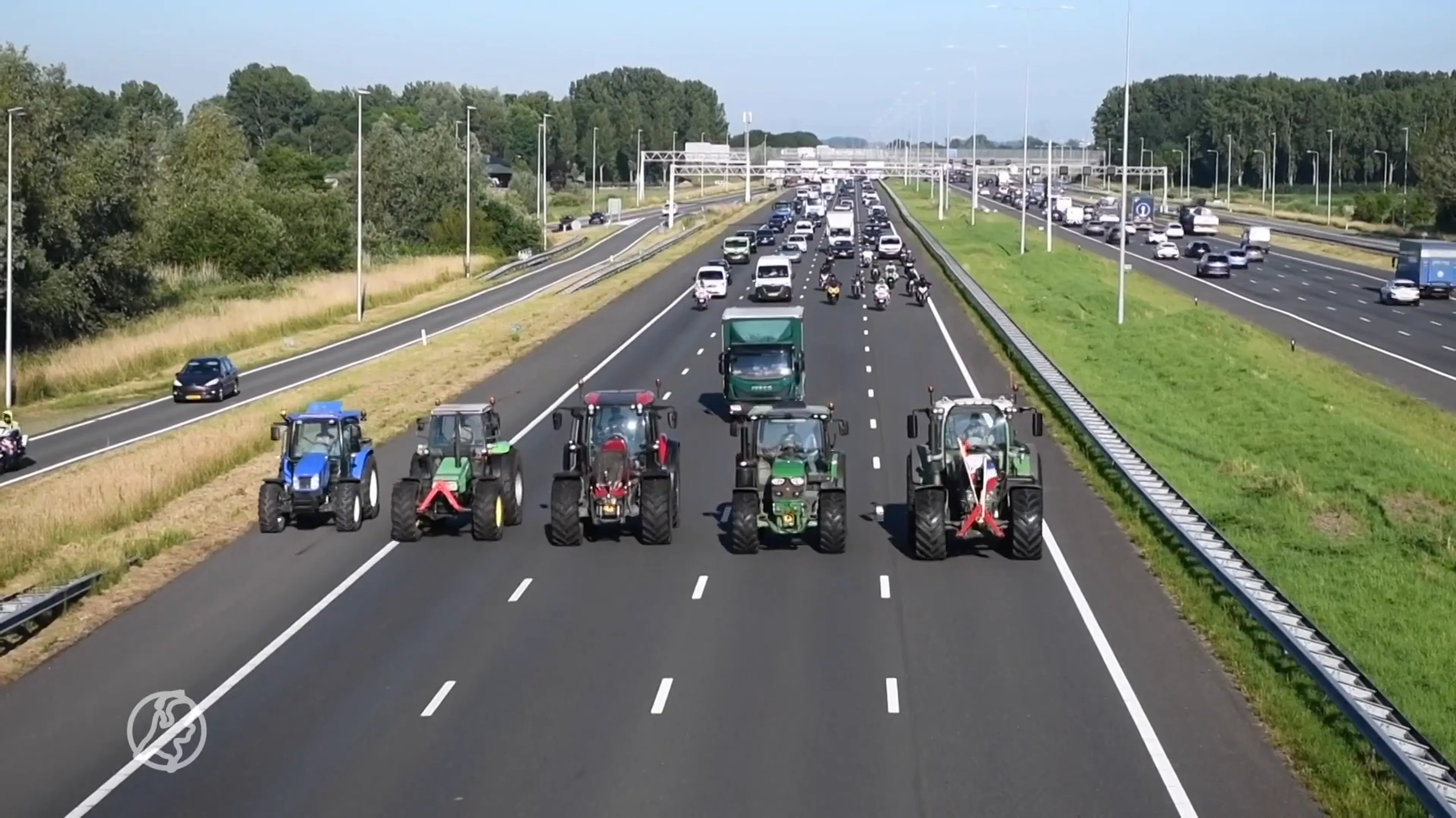 Honderden protestboeren beboet voor rijden over snelweg