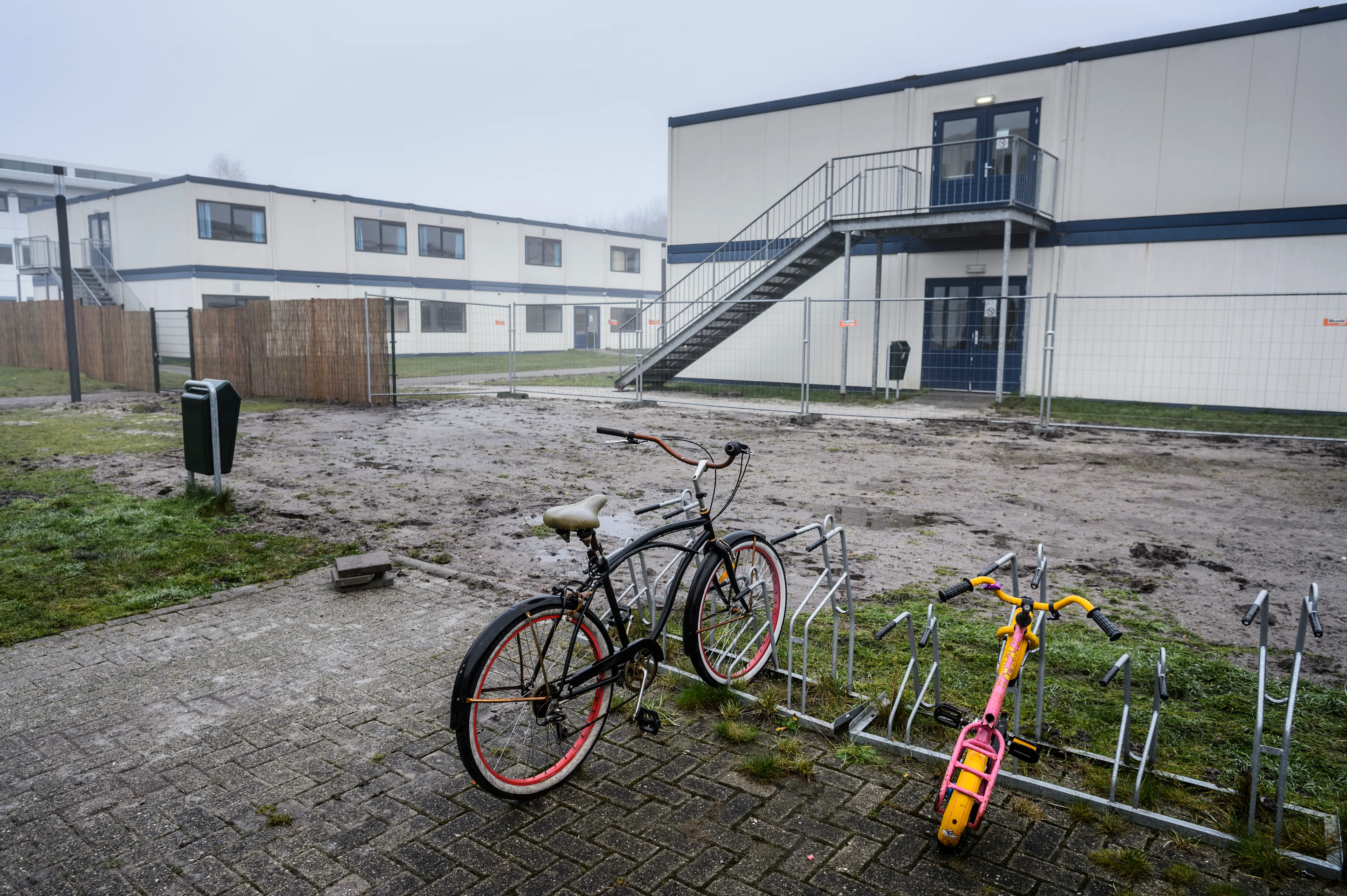 'Helft asielzoekers loopt weg uit speciaal overlast-azc'