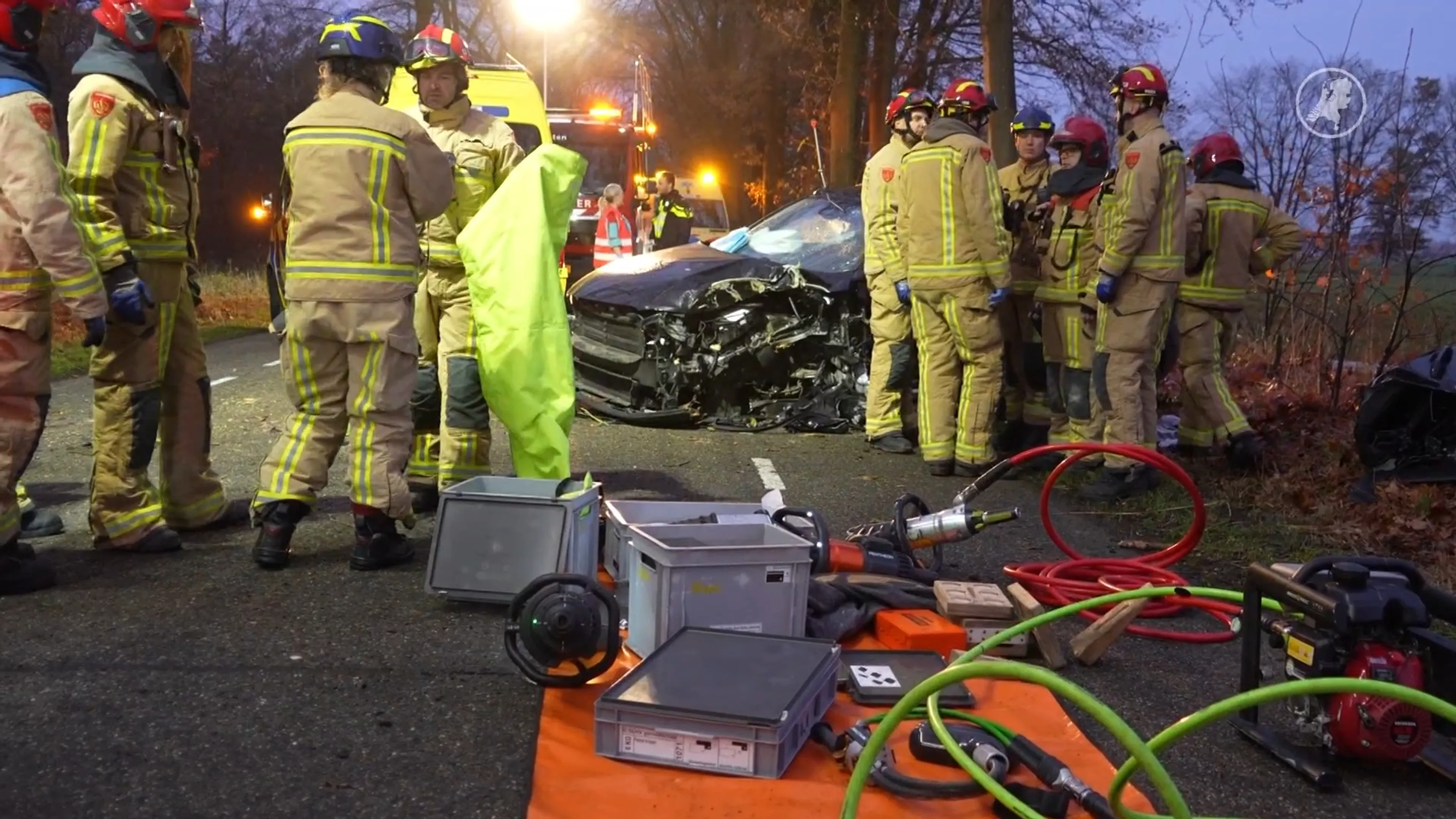 Auto vliegt uit de bocht in Asten: bestuurder gewond naar ziekenhuis
