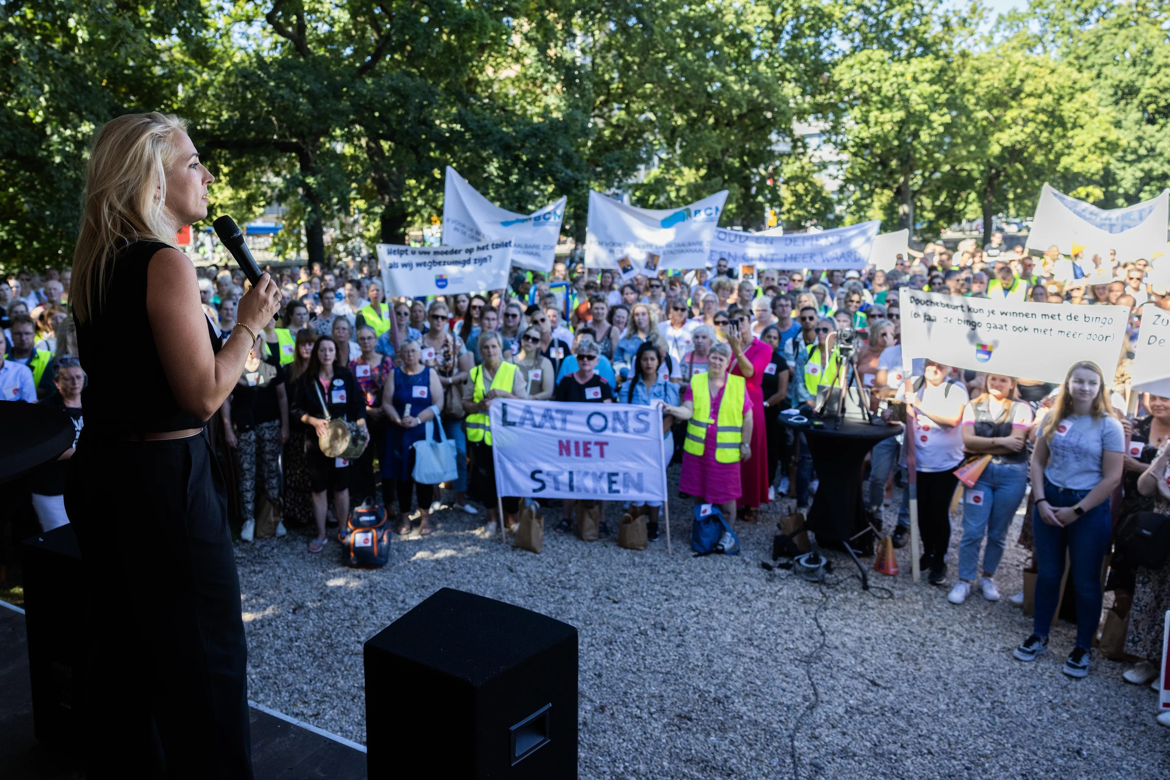 Demonstratie in Den Haag tegen 'kaalslag' ouderenzorg