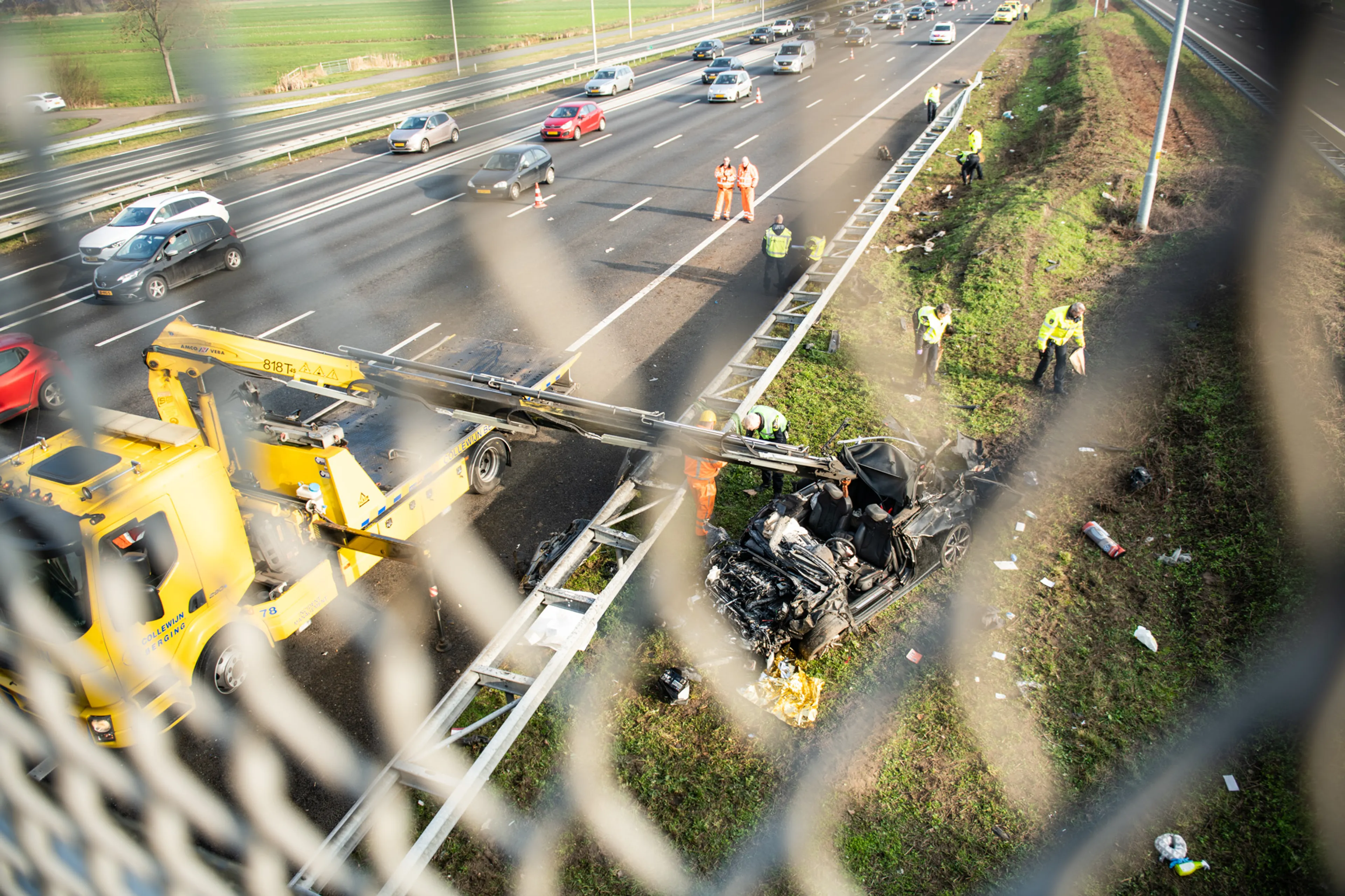 Auto grotendeels verwoest bij ernstig ongeval op A12