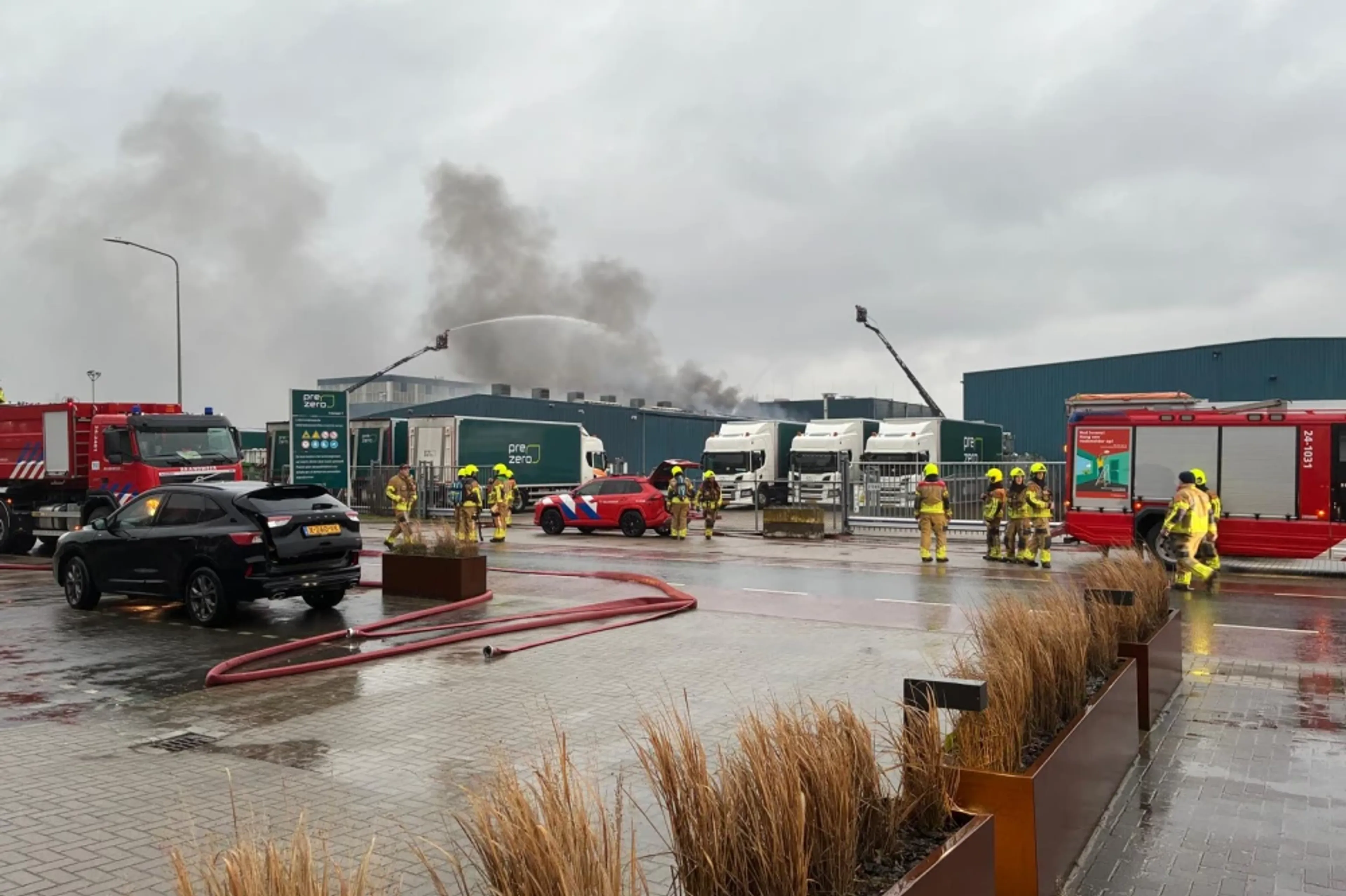Grote brand in loods met gevaarlijk afval in Maastricht