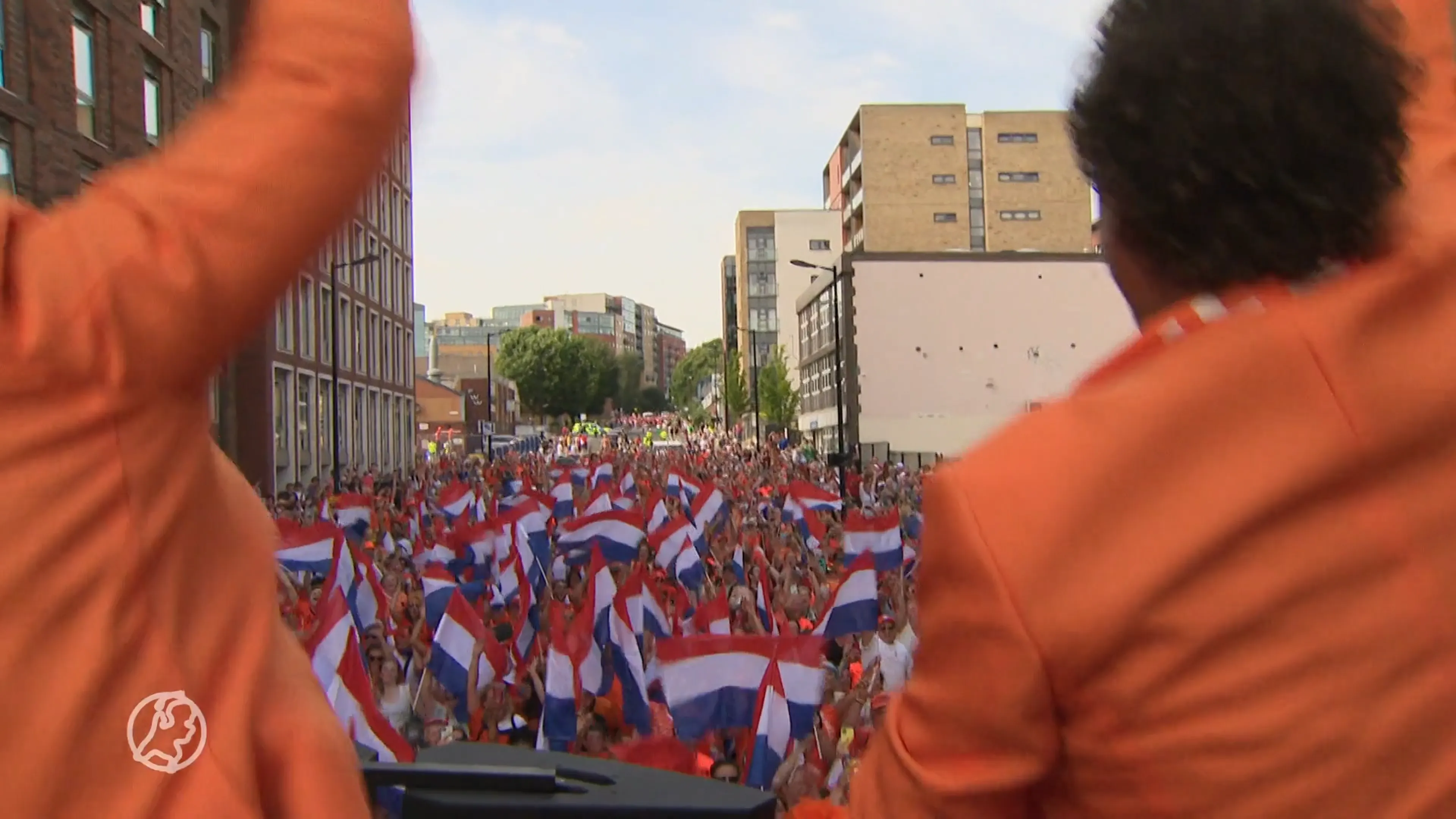 Iconische Oranjebus moedigt de Leeuwinnen ook in Engeland aan