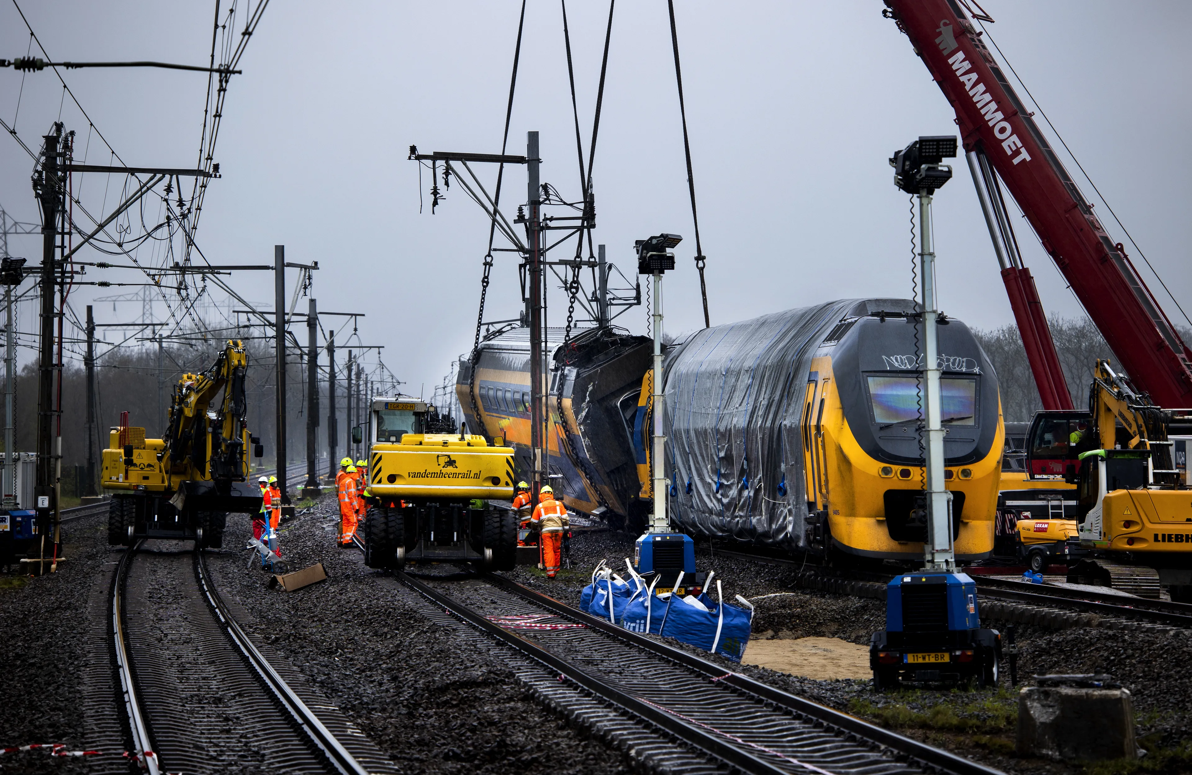 Twee treinstellen ontspoorde trein Voorschoten vannacht afgevoerd