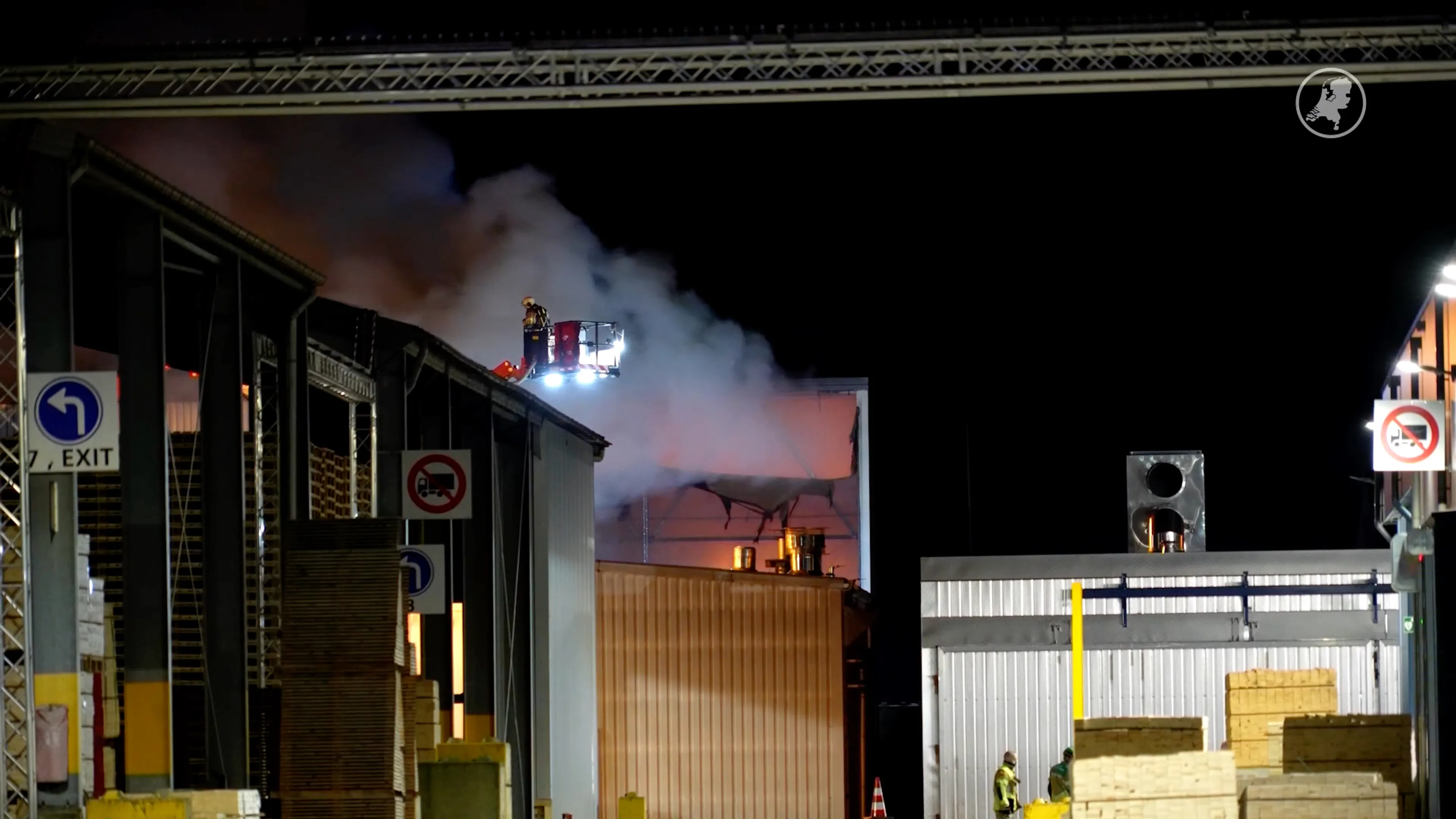 Grote brand in Hasselt: loods met houtsnippers in lichterlaaie