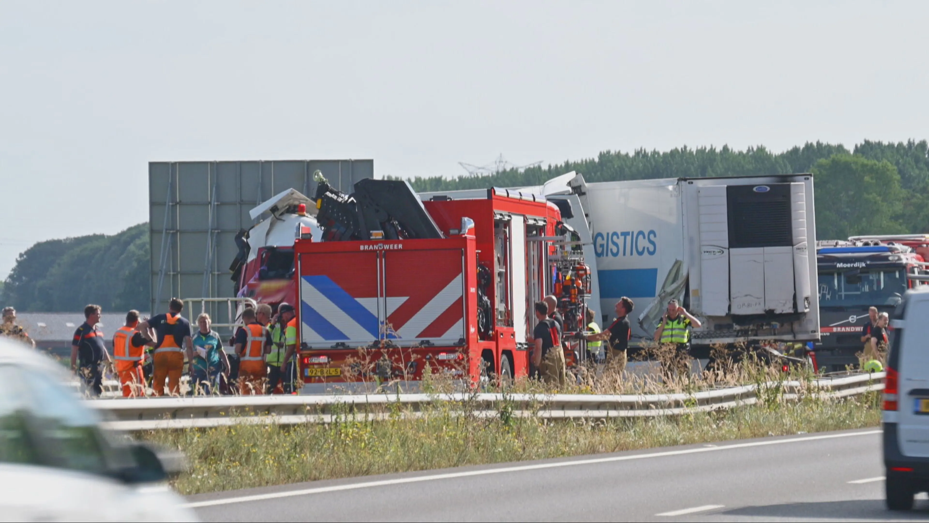 A17 weer open na dodelijk ongeluk met drie vrachtwagens