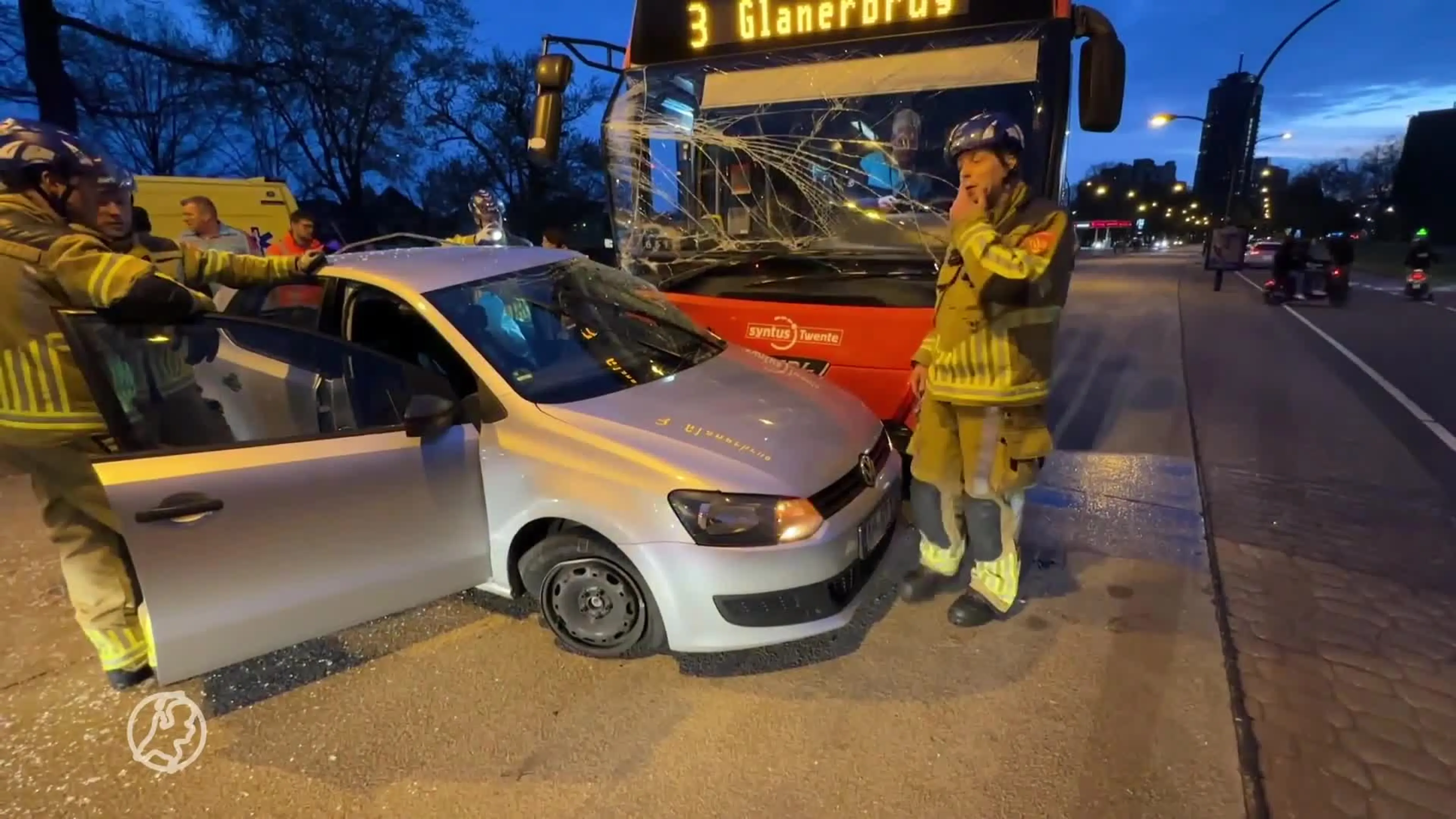 Auto wordt na aanrijding met stadsbus meters meegesleept, politie massaal aanwezig