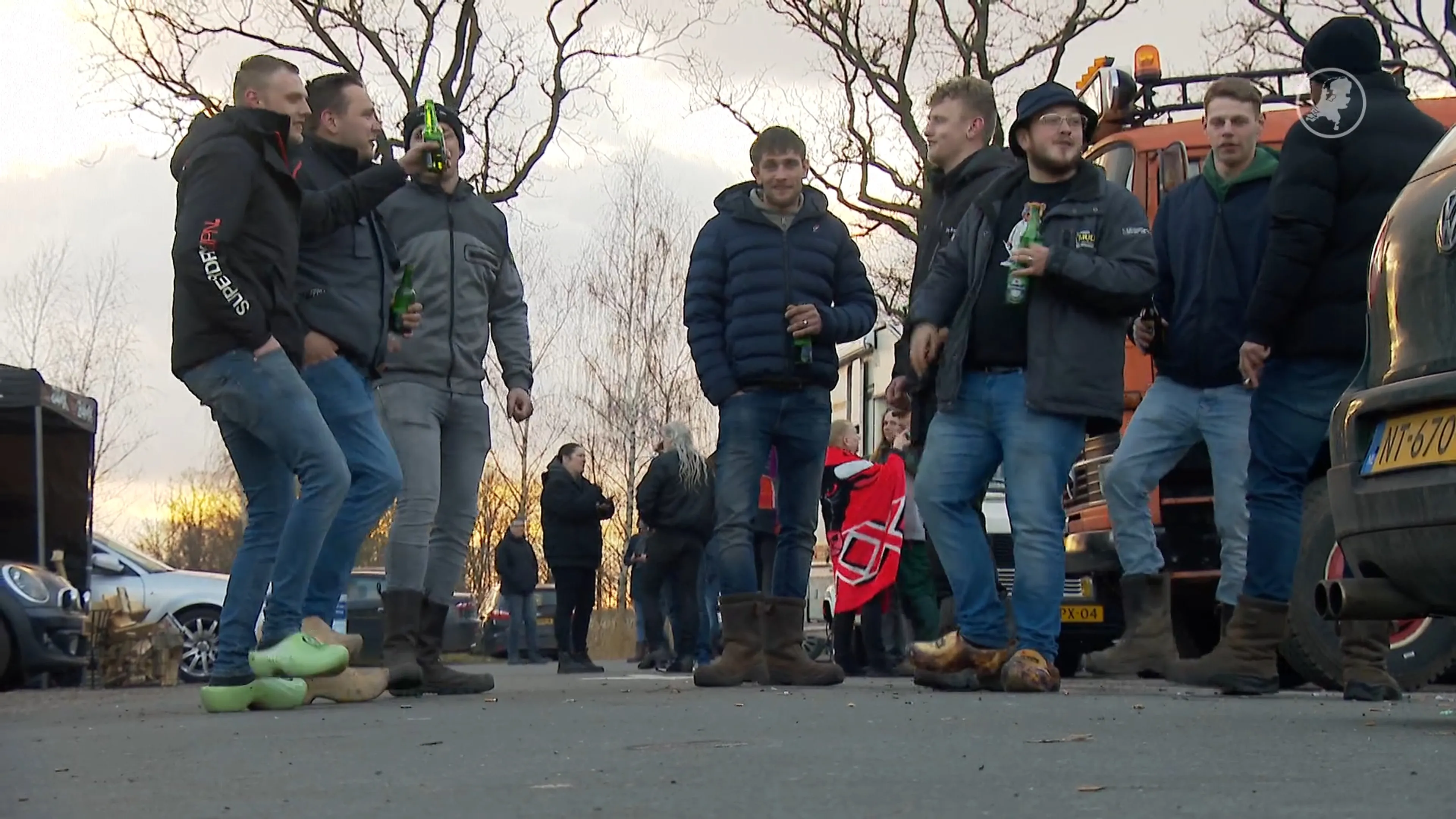 Parkeerplaats vol met caravans en tenten, want iedereen wil kaarten voor Normaal