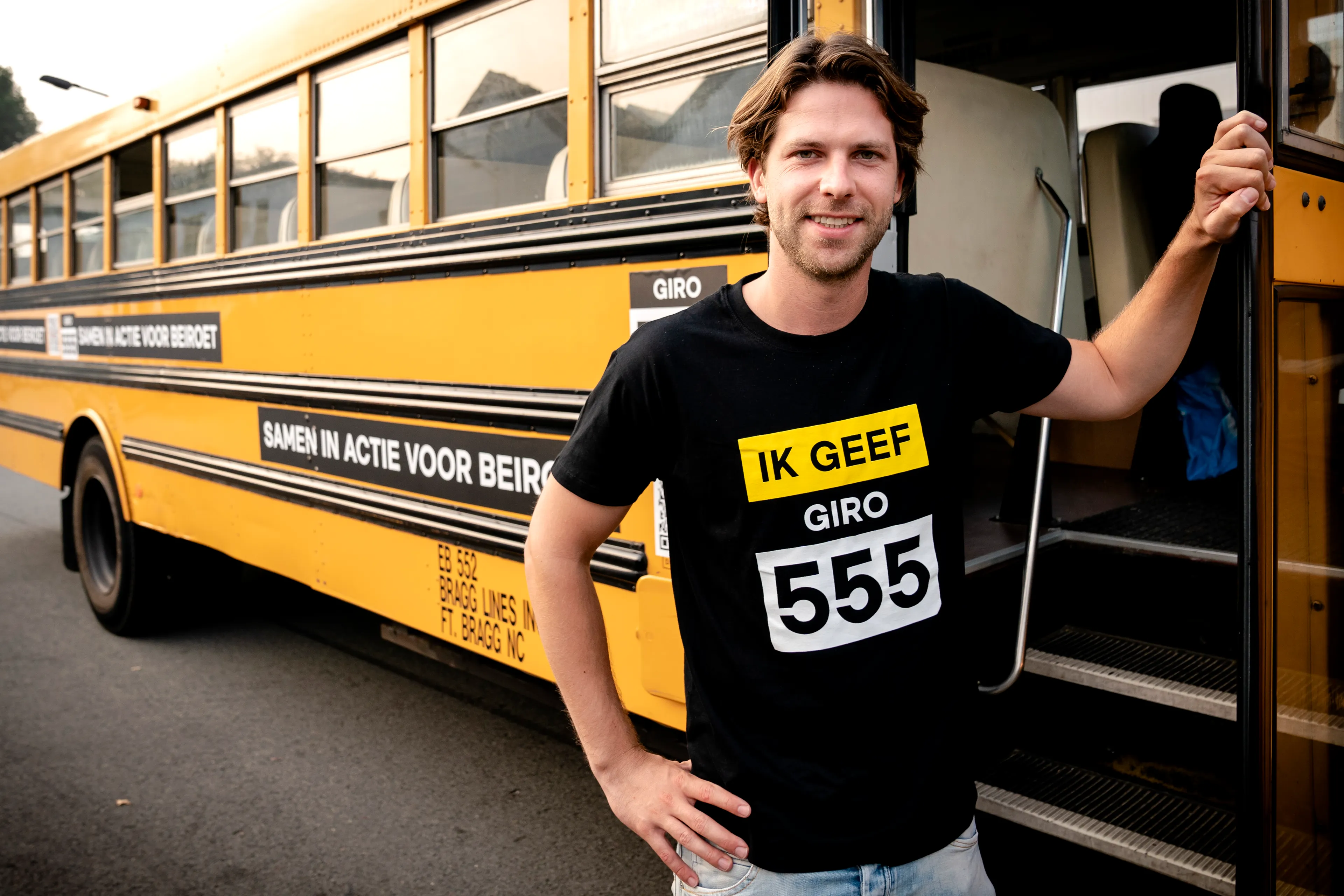 De Giro555-‘collectebus’ rijdt door het land om geld in te zamelen voor Beiroet