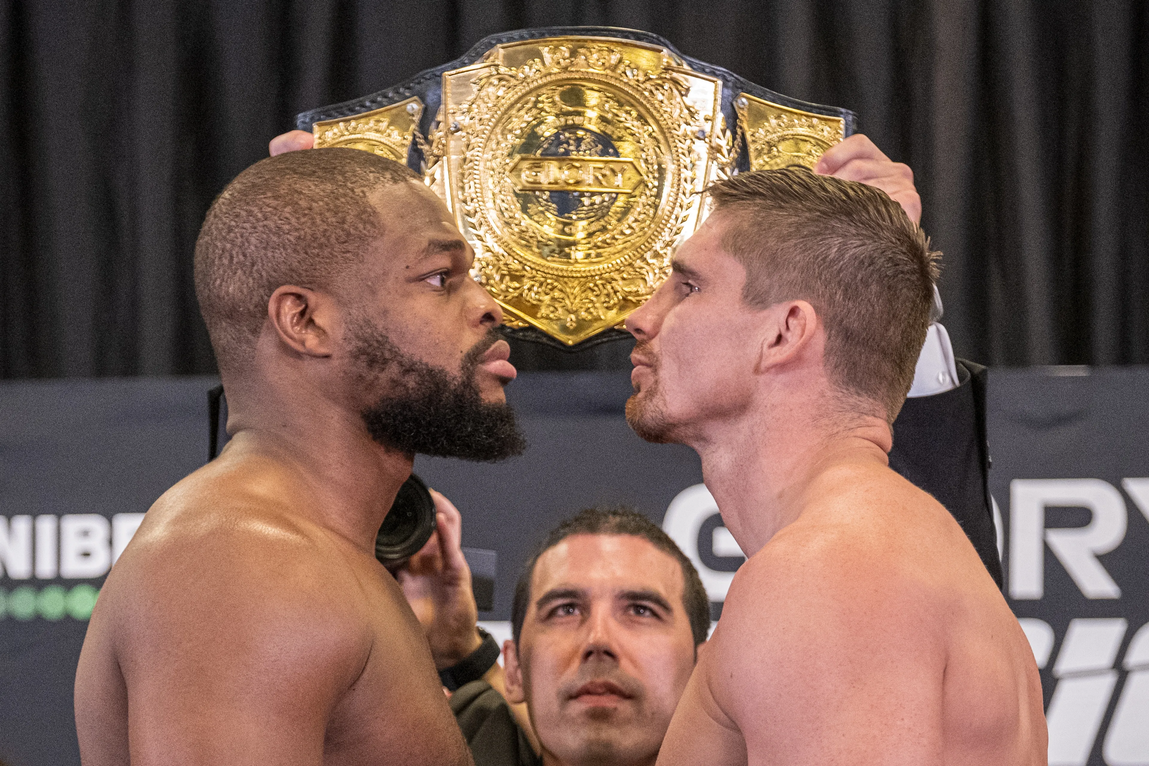 Kickbokser Rico Verhoeven is én blijft zwaargewicht kampioen