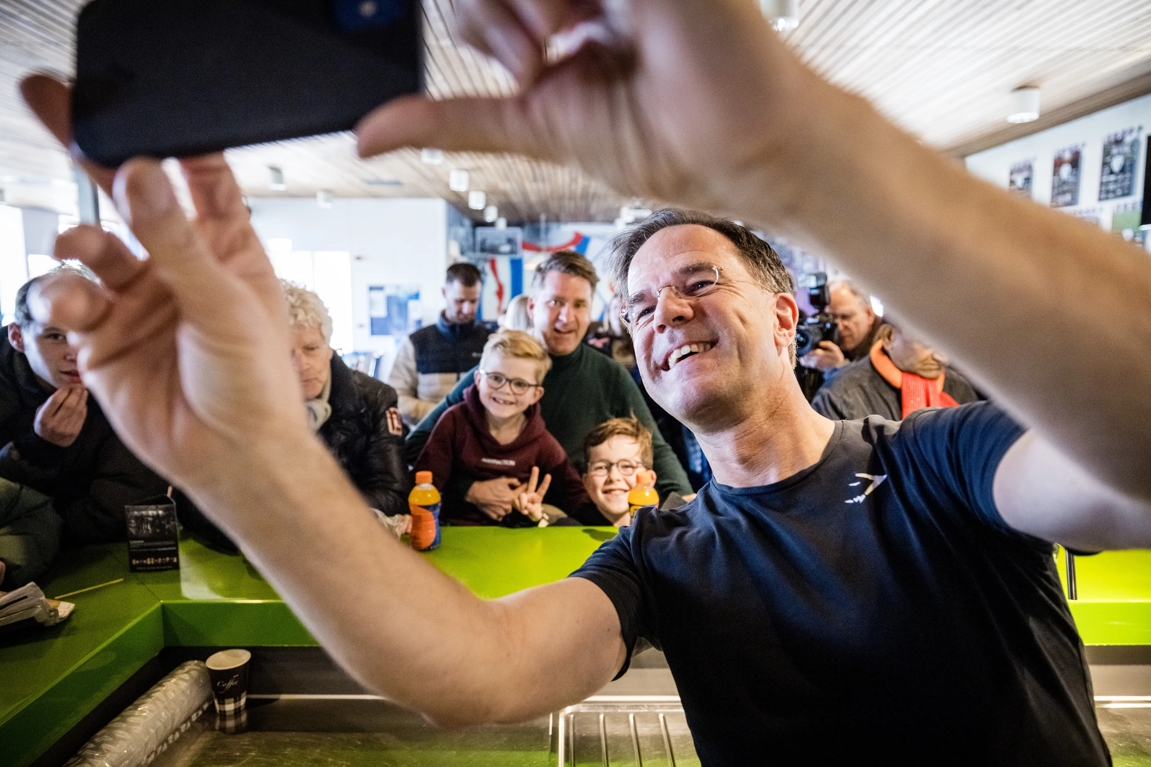 Alle hens aan dek voor extra stemmen: Mark Rutte draait bardienst