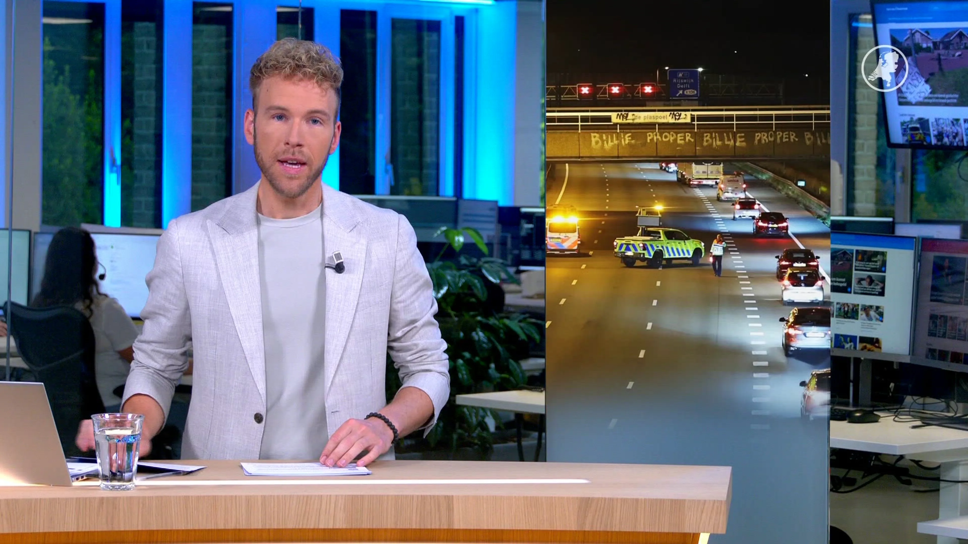 Man klimt in paal boven A4 bij Rijswijk