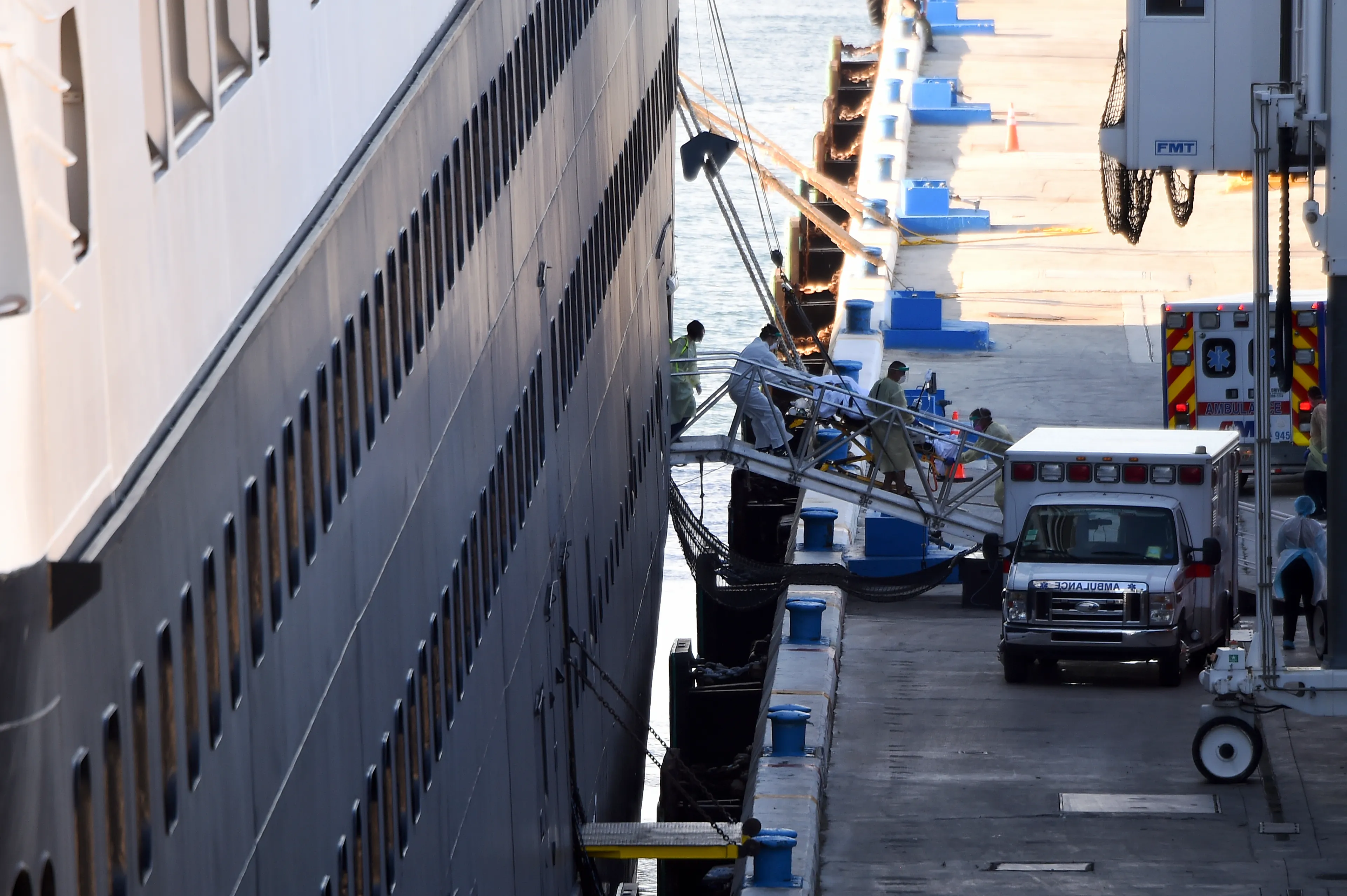 14 zieke passagiers MS Zaandam naar ziekenhuis, crew blijft voorlopig nog aan boord