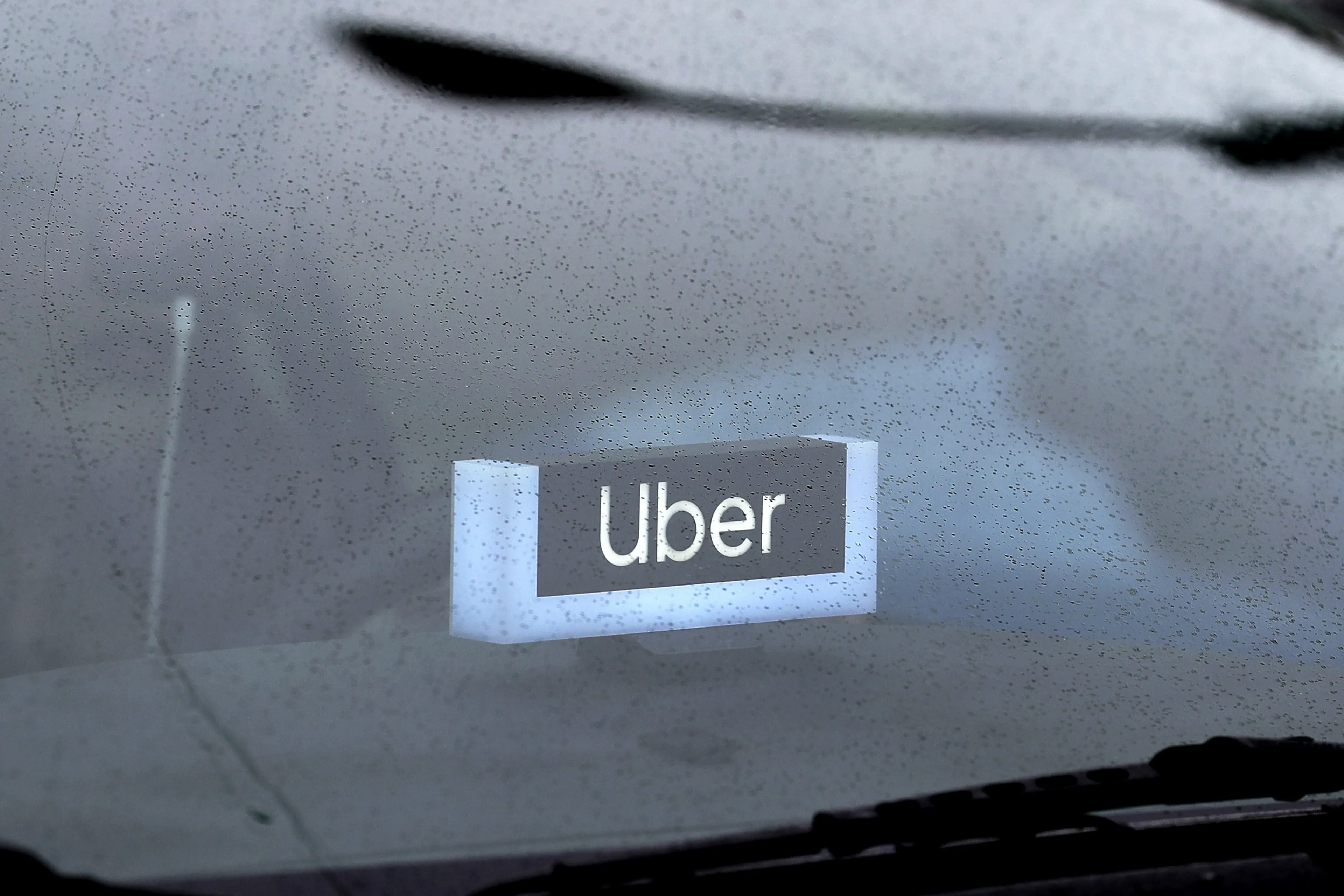 Demonstratie bij homomonument na mishandeling door Uber-chauffeur